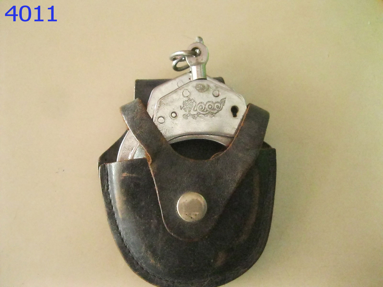 กุญแจมือพร้อมชองหนังเก่า (4011)