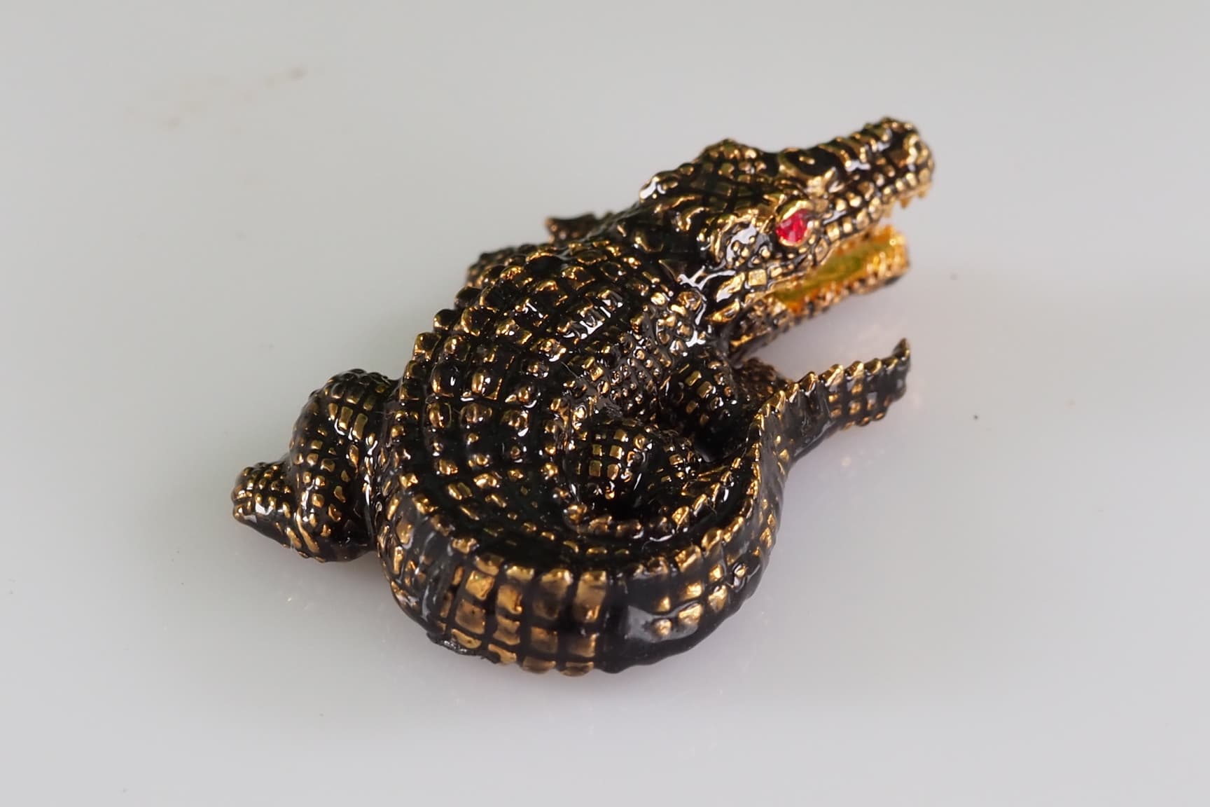 จระเข้เรียกทรัพย์ รุ่นเงินกองทองมา ขนาดเล็ก 2.5 ซม.เนื้อโลหะกะไหล่เงิน ลงยาสีน้ำตาลลายดำ หลวงพ่อเงิน วัดบ้านอ้อ จ.นครราชสีมา