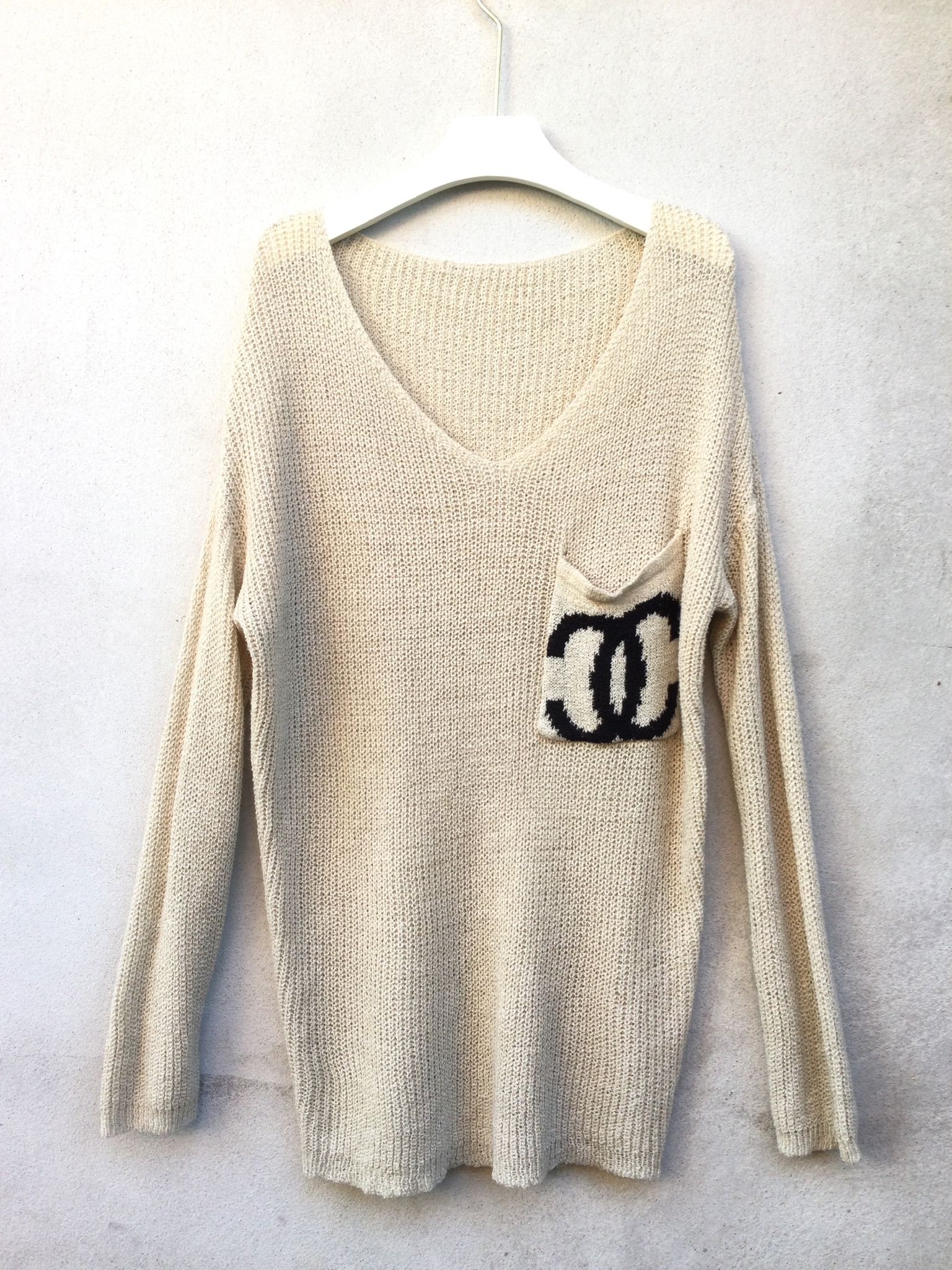 เสื้อไหมพรมแขนยาวคอวีสีครีม ทรงโอเวอร์ไซส์