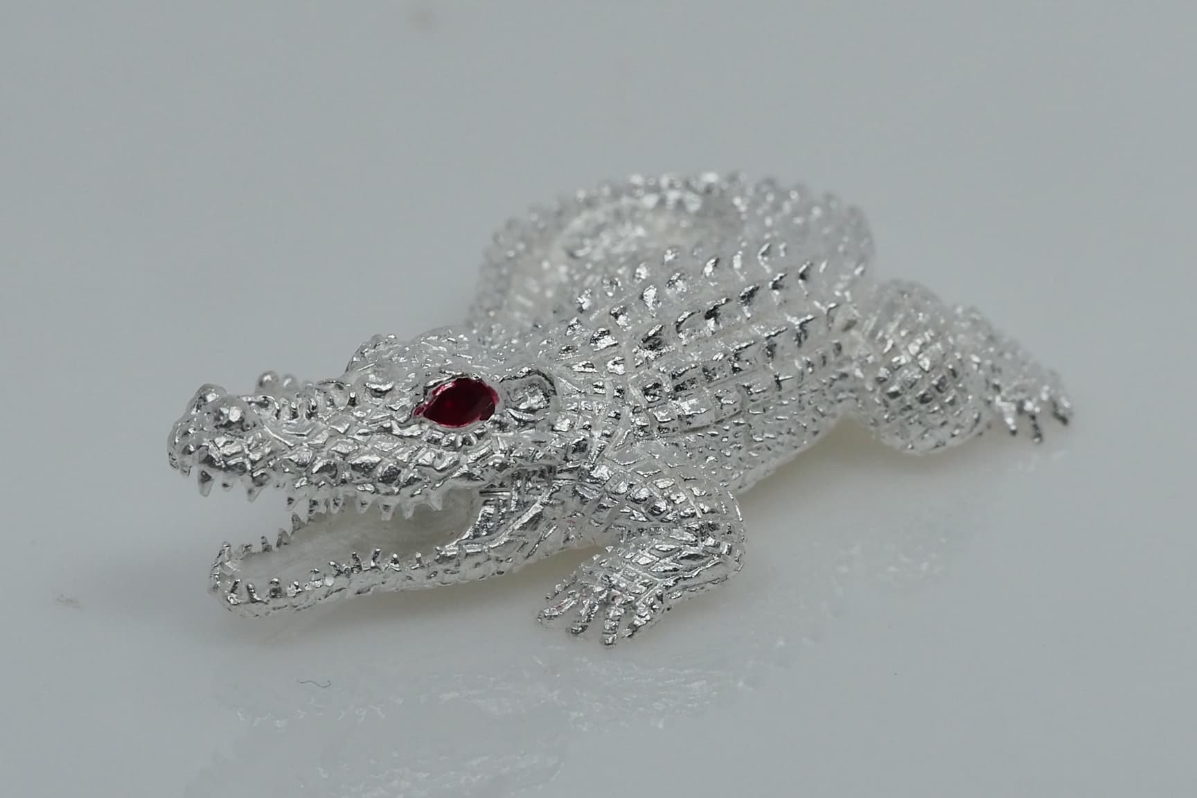 จระเข้เรียกทรัพย์ รุ่นเงินกองทองมา ขนาดใหญ่ 4 ซม.เนื้อโลหะกะไหล่เงิน หลวงพ่อเงิน วัดบ้านอ้อ จ.นครราชสีมา