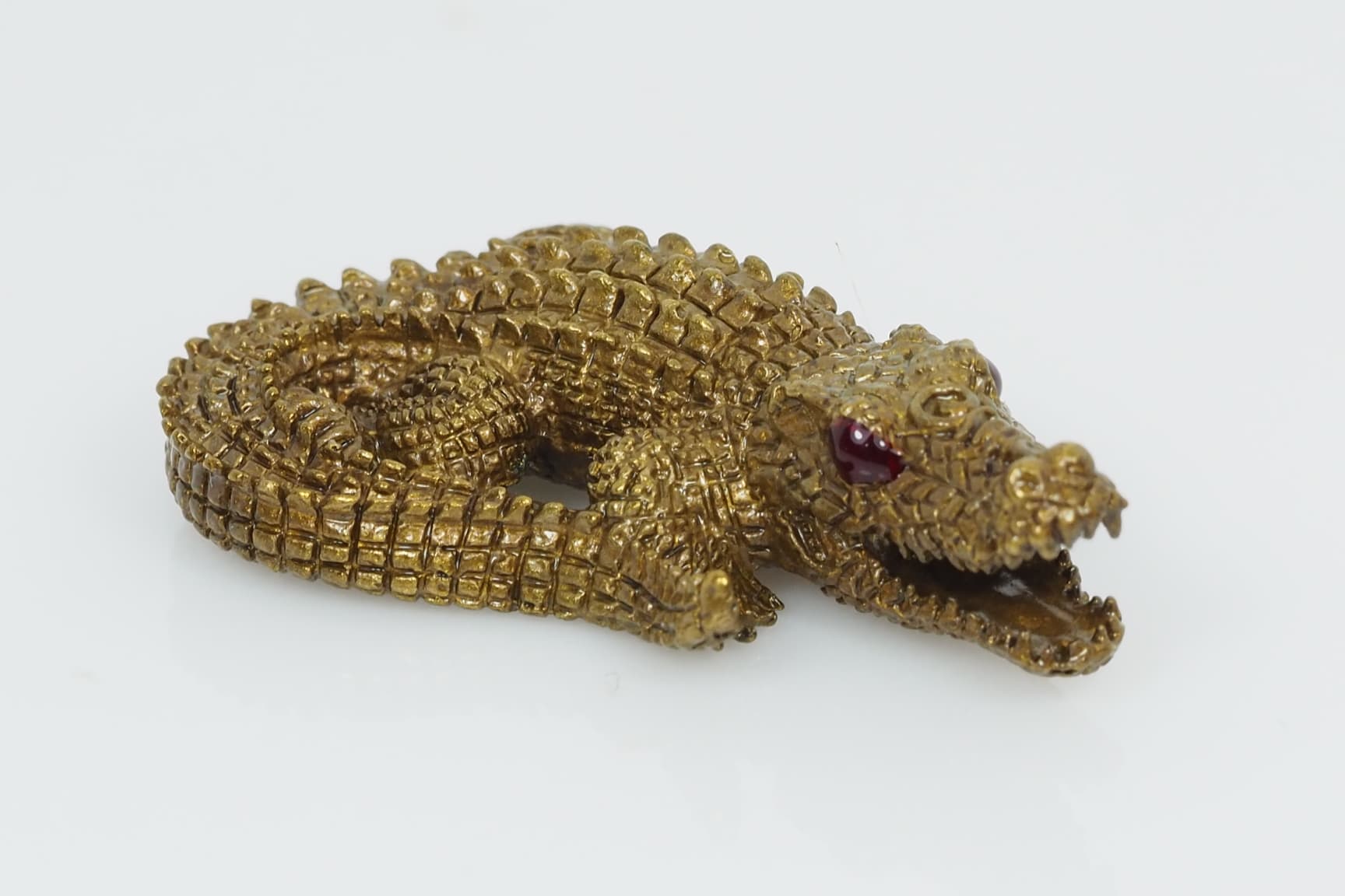 จระเข้เรียกทรัพย์ รุ่นเงินกองทองมา ขนาดใหญ่ 4 ซม.เนื้อทองระฆังซาติน หลวงพ่อเงิน วัดบ้านอ้อ จ.นครราชสีมา