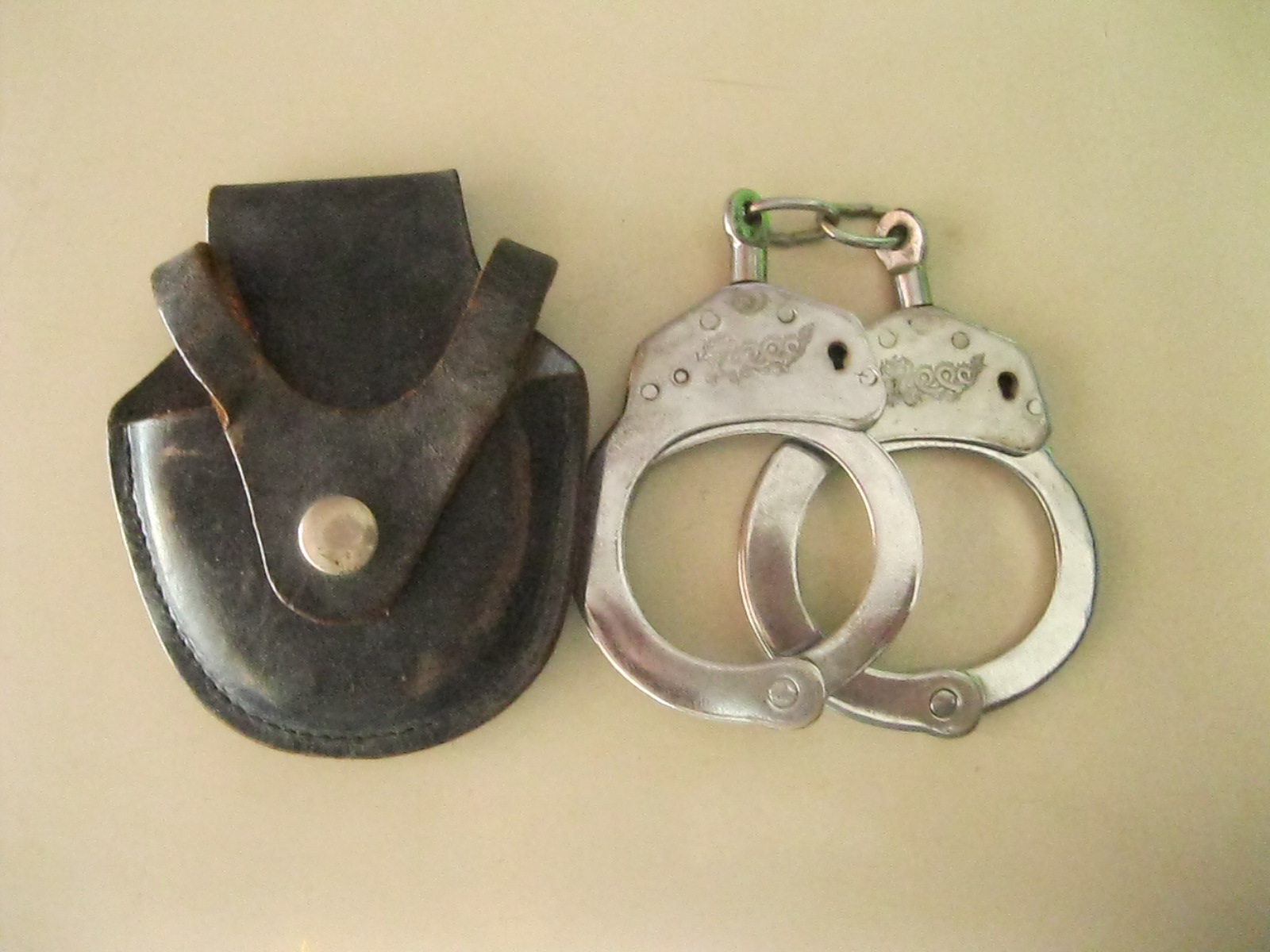 กุญแจมือพร้อมชองหนังเก่า (4011)