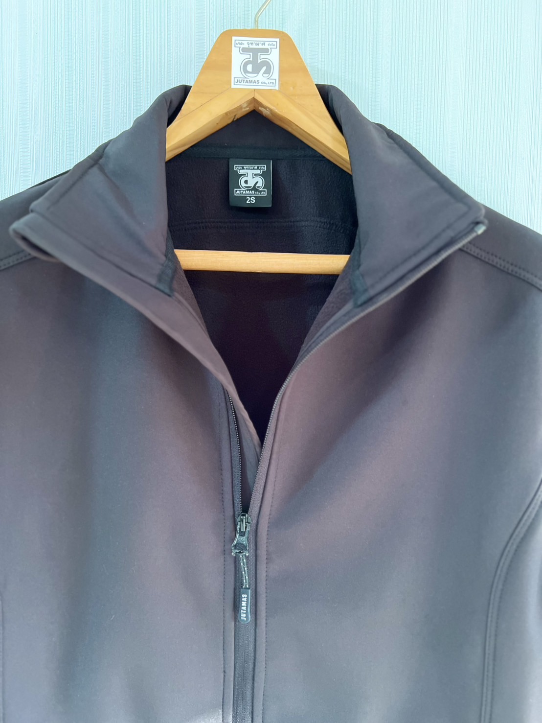 เสื้อแจ็คเก็ต เนื้อผ้าลามิเนต รุ่นใหม่ สีดำ ซิป YKK งานเย็บสวยมาก