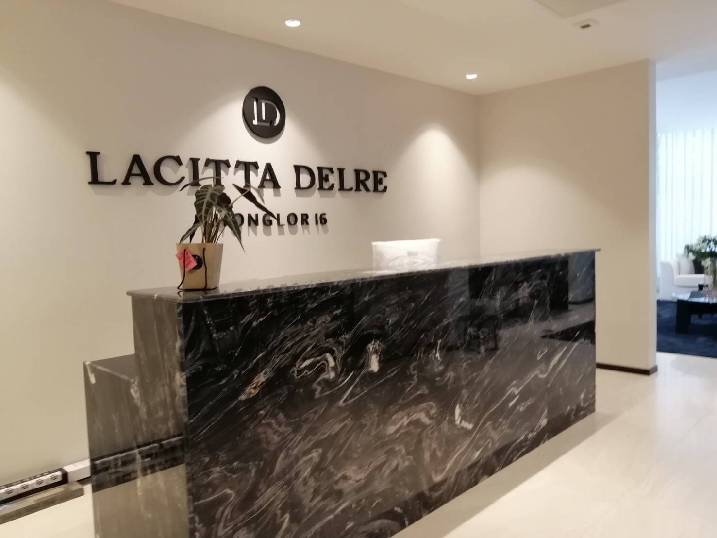 ป้าย อักษรซิงค์ พ่นสีดำ LACITTA DELRE THONGLOR 16