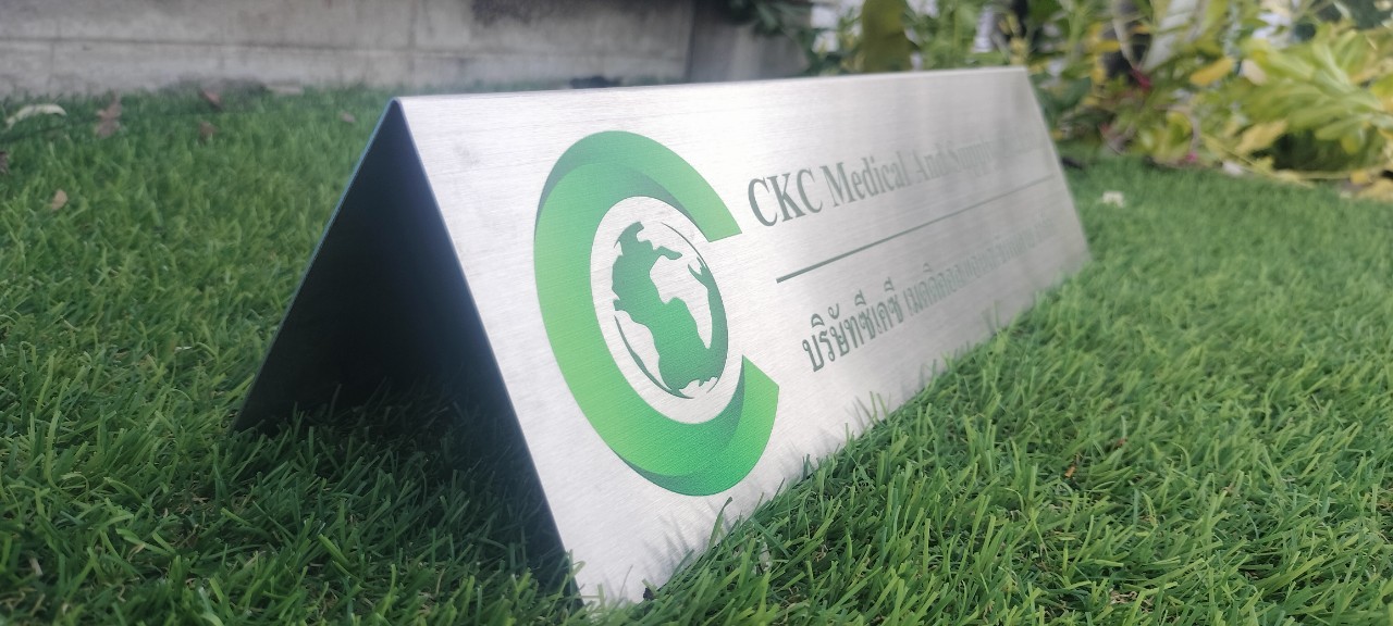 ป้ายบริษัทตั้งโต๊ะ เเสตนเลสสีเงิน สกรีนUV