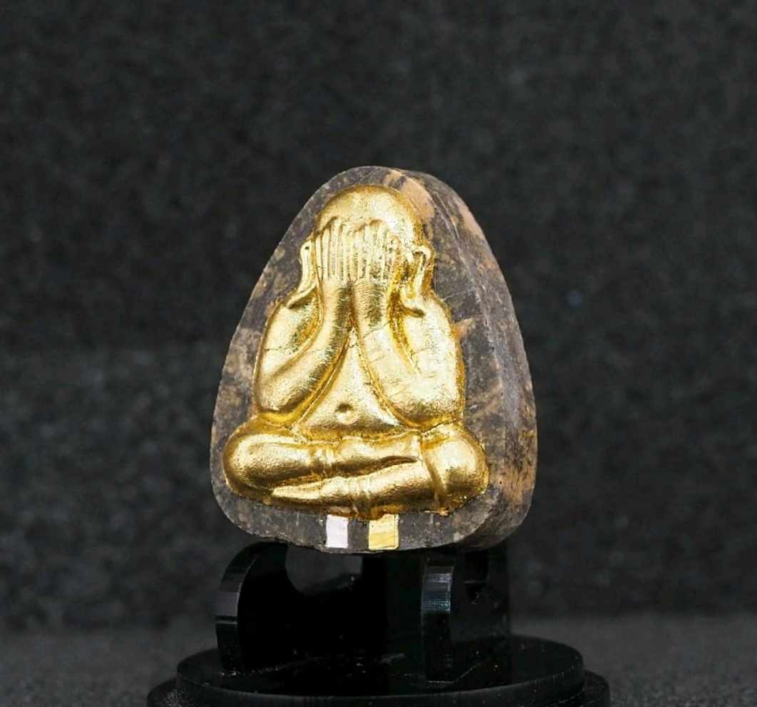 พระปิดตาพิมพ์ปลดหนี้หลวงปู่โต๊ะ เนื้อก้นครกรวมมวลสารฝังตะกรุดเงินและตะกรุดทองคำ องค์ปิดทอง หลังยันต์ตรี