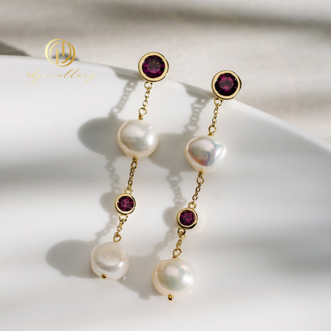 1D Jewellery ต่างหูเงินแท้ 925 ชุบโรเดียม Rhodolite กับไข่มุกแท้ 💎✨ เสริมความสดใสให้ลุคทุกวัน! Rhodolite พลอยสีชมพู-แดงที่เปล่งประกาย เสริมพลังในเรื่องของความรักและความสัมพันธ์"