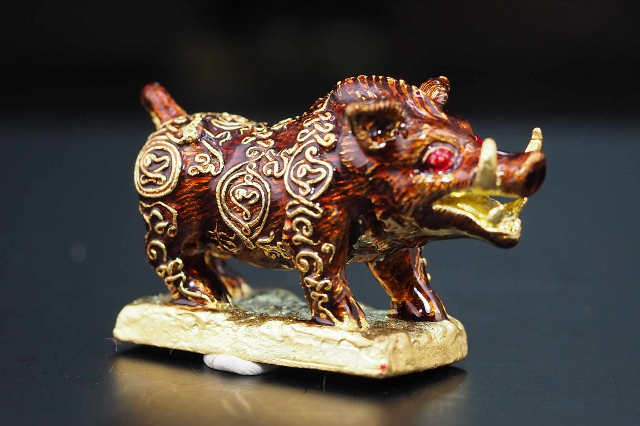 พญาวราหะ ราชาโชค ขนาดพกพา พิธีเสาร์๕ ปีมะโรง เนื้อทองระฆังลงยาสีน้ำตาล อุดมวลสารฝังตะกรุดเงินแท้ 2 ดอก