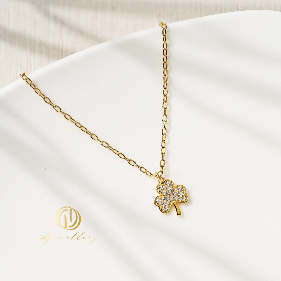 1D Jewellery สร้อยคอเงินแท้ 925 ชุบโรเดียม ฝังเพชรสวิส(CZ) 🍀 ใบโคลเวอร์ (Clover Leaf) สัญลักษณ์แห่งความโชคดี ความหวัง (Hope) ความเชื่อมั่นและศรัทธา (Faith) ความรัก (Love) และความโชคดี (Luck) - CZ"
