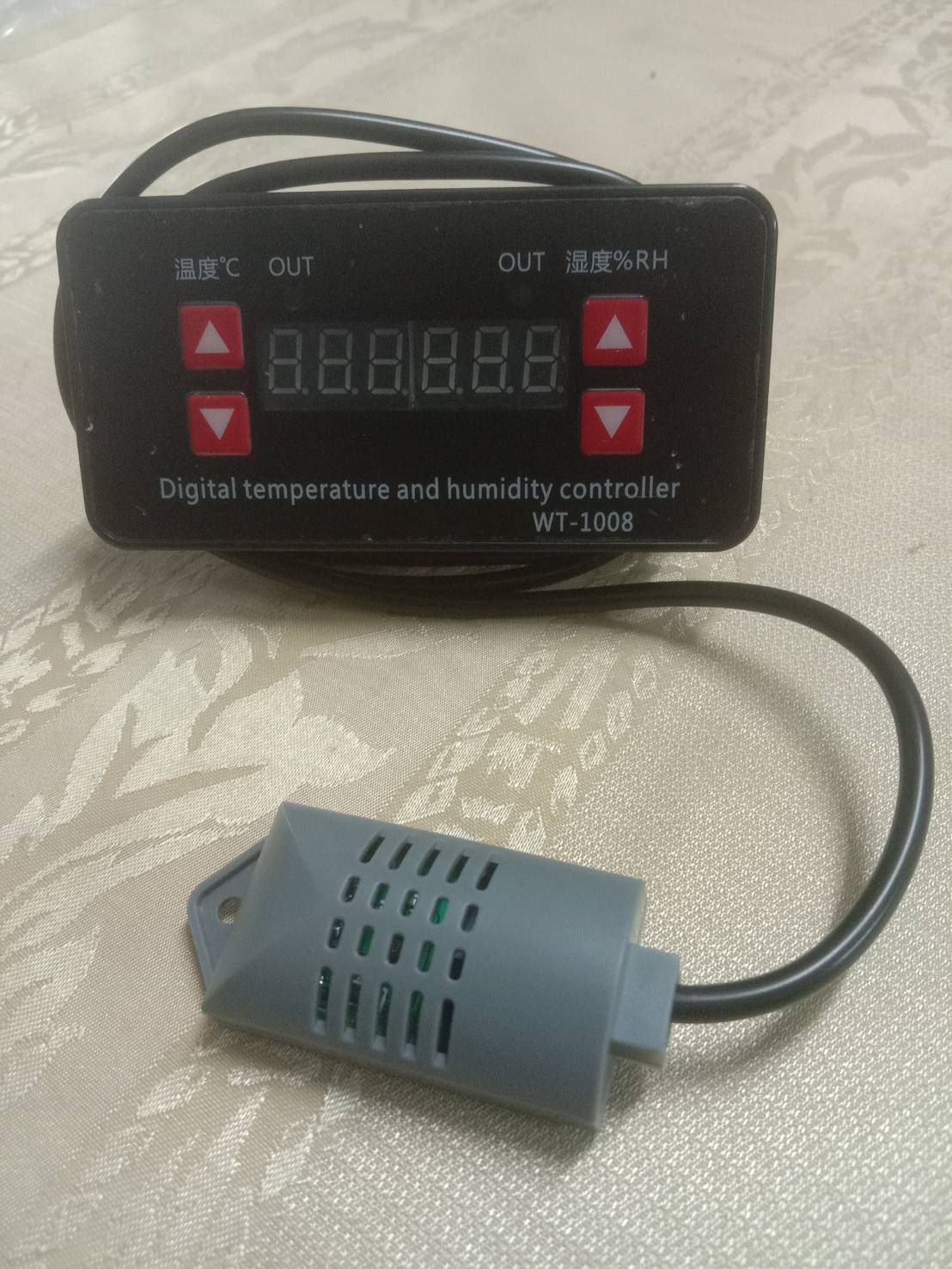 เครื่องควบคุมอุณหภูมิและความชื้น