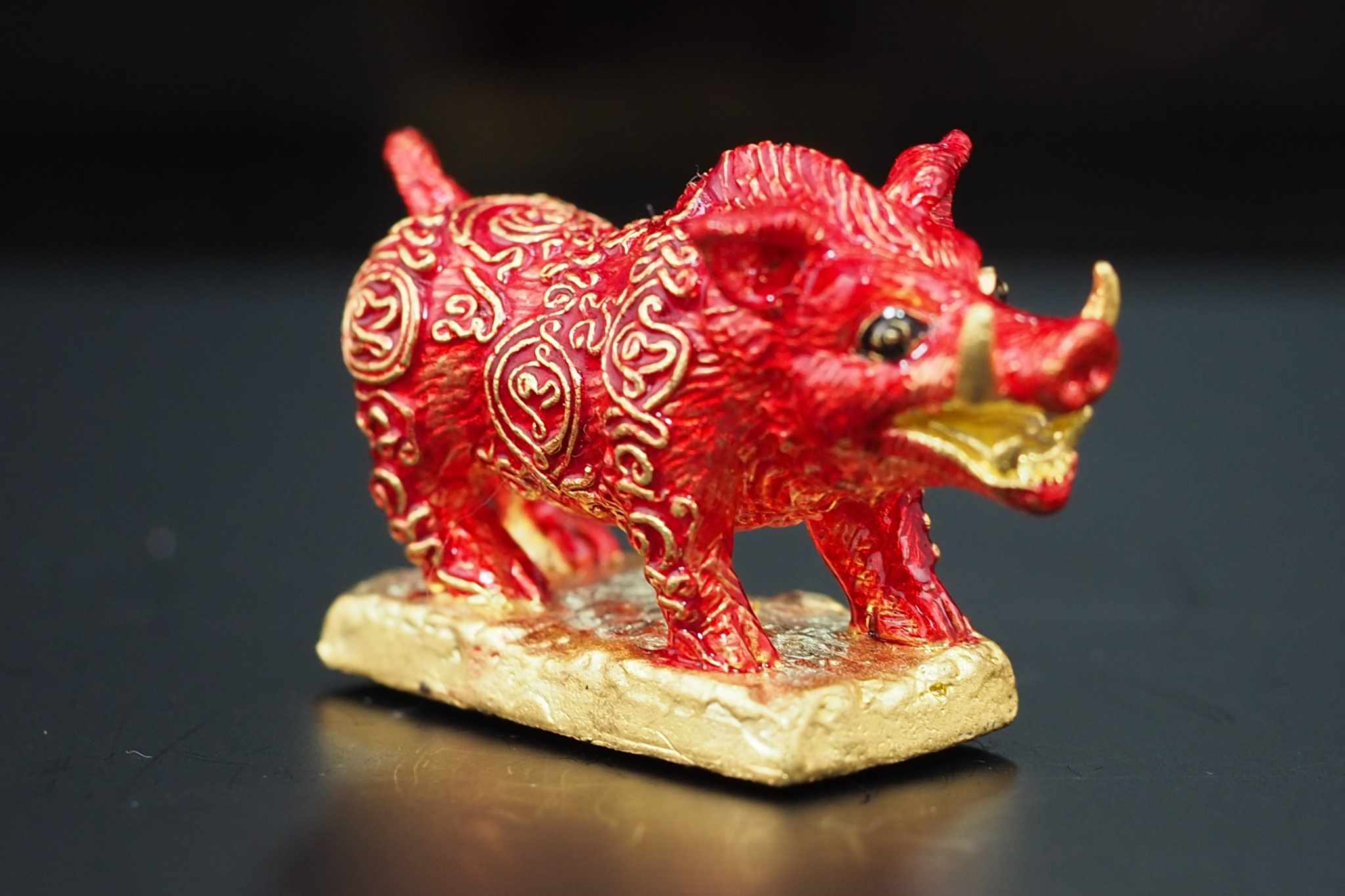 พญาวราหะ ราชาโชค ขนาดพกพา พิธีเสาร์๕ ปีมะโรง เนื้อทองระฆังลงยาสีแดง อุดมวลสารฝังตะกรุดเงินแท้ 2 ดอก