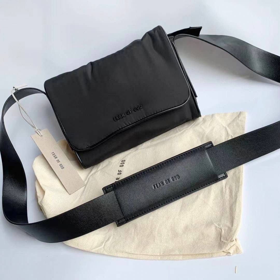 Fear Of God กระเป๋าสะพายเท่ห์ ๆ สมาร์ท ๆ แบรนด์เนม Fog Fear of God แนวสปอร์ตทรงแมสเซ็นเจอร์สีดำกันน้ำได้ ขนาด 9 นิ้ว จุของได้เยอะ FOG Fear Of God technical nylon cross-body bag ดำ
