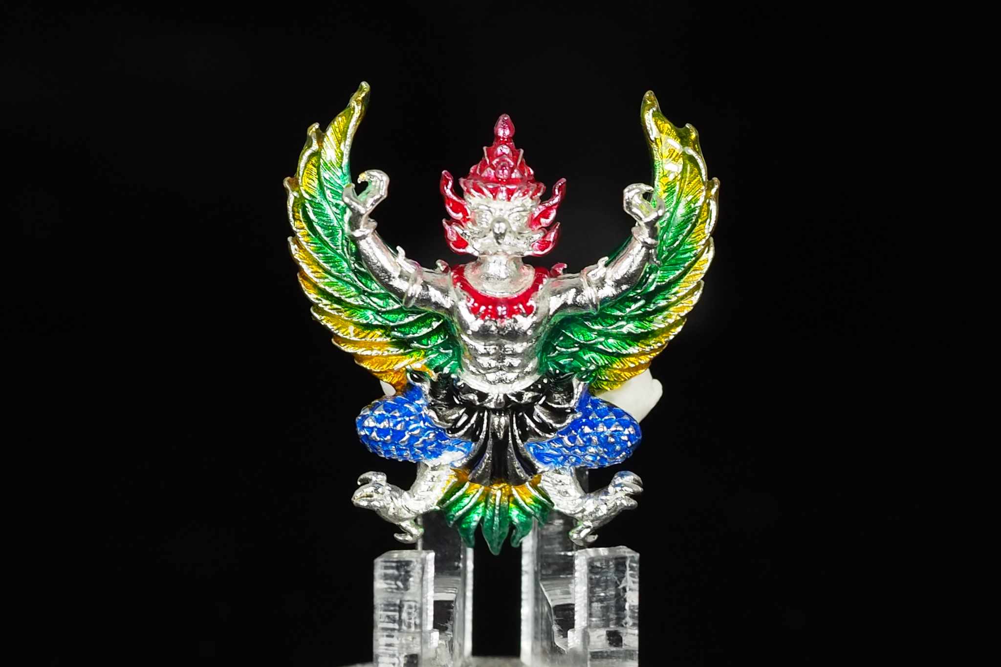 พญาครุฑ มหาสิทธิโชค (รุ่นแรก) วัดศาลเจ้า จ.ปทุมธานี เนื้อโลหะกายชุบเงิน ปีกสีเหลืองเหลือบเขียว ผ้านุ่งสีน้ำเงิน