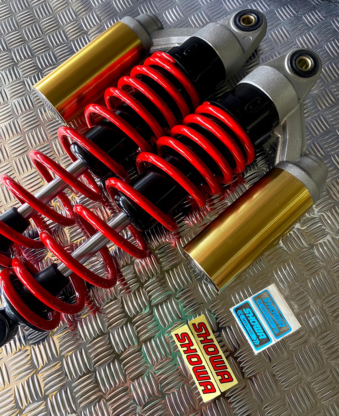 โช๊ค Showa โช๊คโชว่า T3 Tech3 สะตัทเหล็ก สปริงดำ / สปริงแดง ไส้ดำ (ป๋องทอง) งาน 50A ยาว 330 mm. รุ่น Wave,Dream แก๊สแท้ งานไทย ประกัน 3 เดือน โช้ค โช้คเวฟ