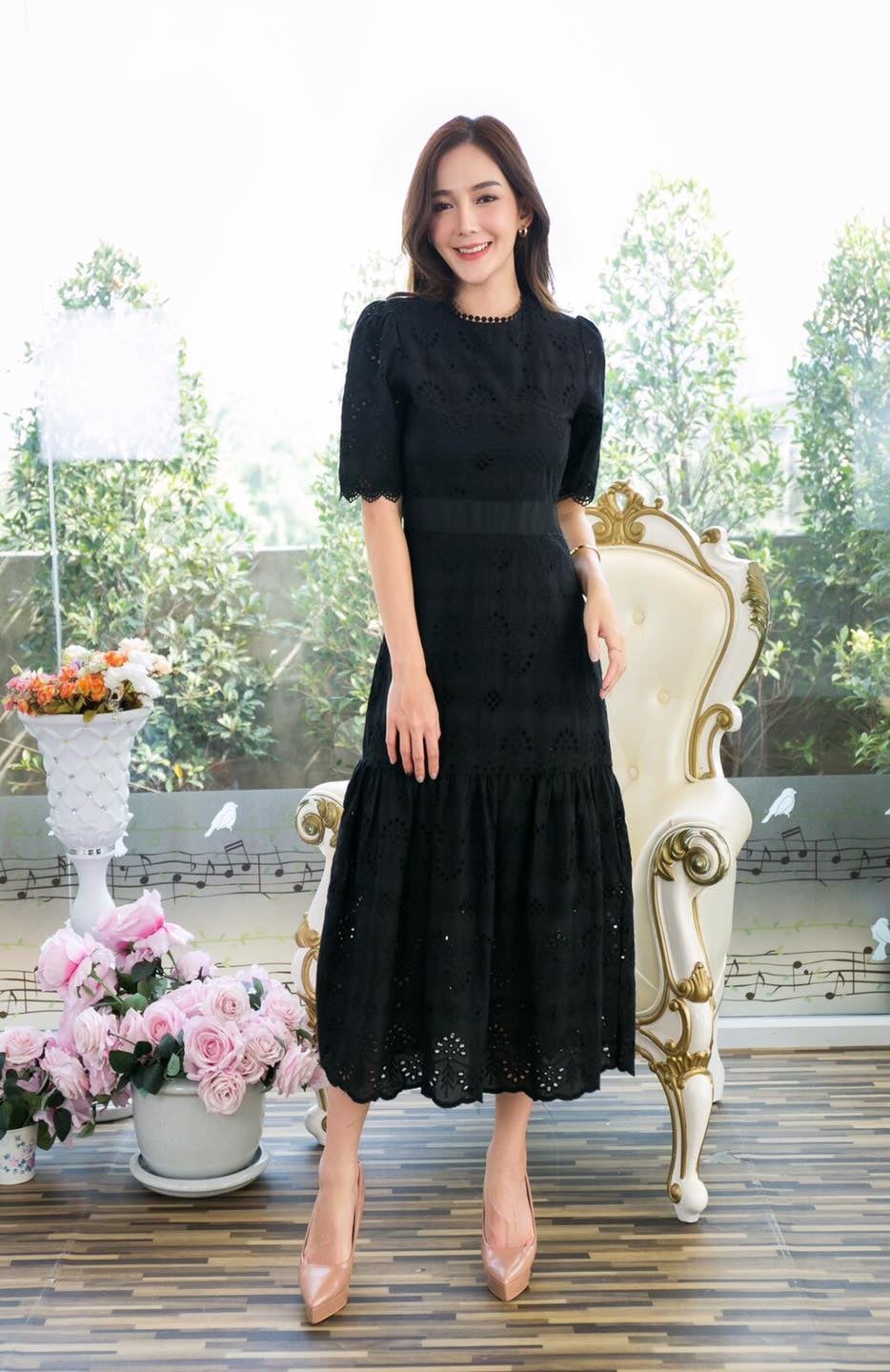 ชุดเดรสลูกไม้สีดำ เดรสสีขาวแม็กซี่เดรสผ้าฉลุลูกไม้ คอกลม S-xl (ดำ-ขาว)