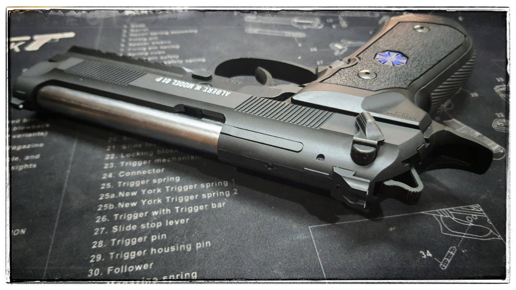 ราคาพิเศษ Biohazard UMBRELLA ALBERT.W.MODEL 01P ตัวแขวนโชว์ในตู้