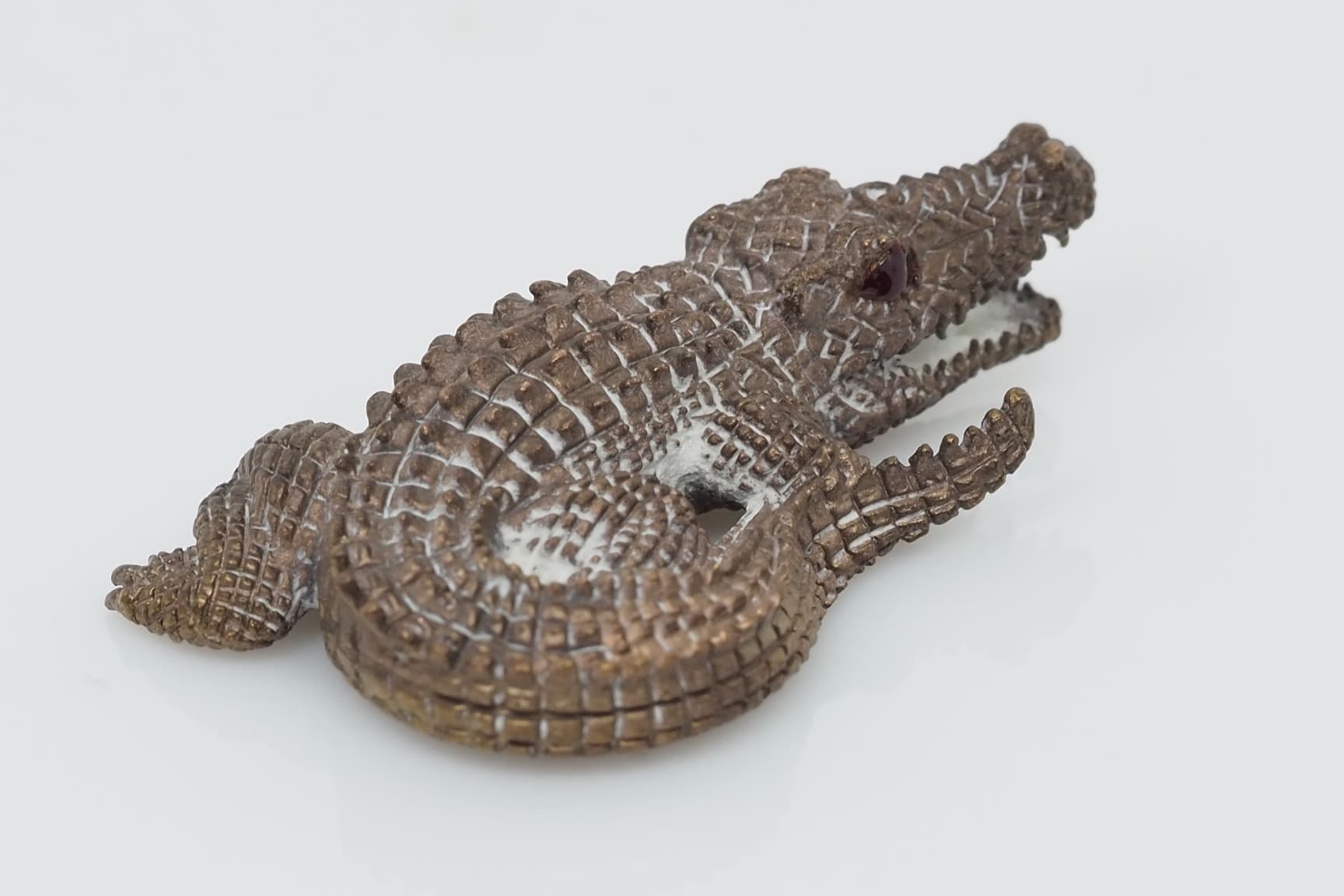 จระเข้เรียกทรัพย์ รุ่นเงินกองทองมา ขนาดใหญ่ 4 ซม.เนื้อโลหะกะไหล่เงิน หลวงพ่อเงิน วัดบ้านอ้อ จ.นครราชสีมา