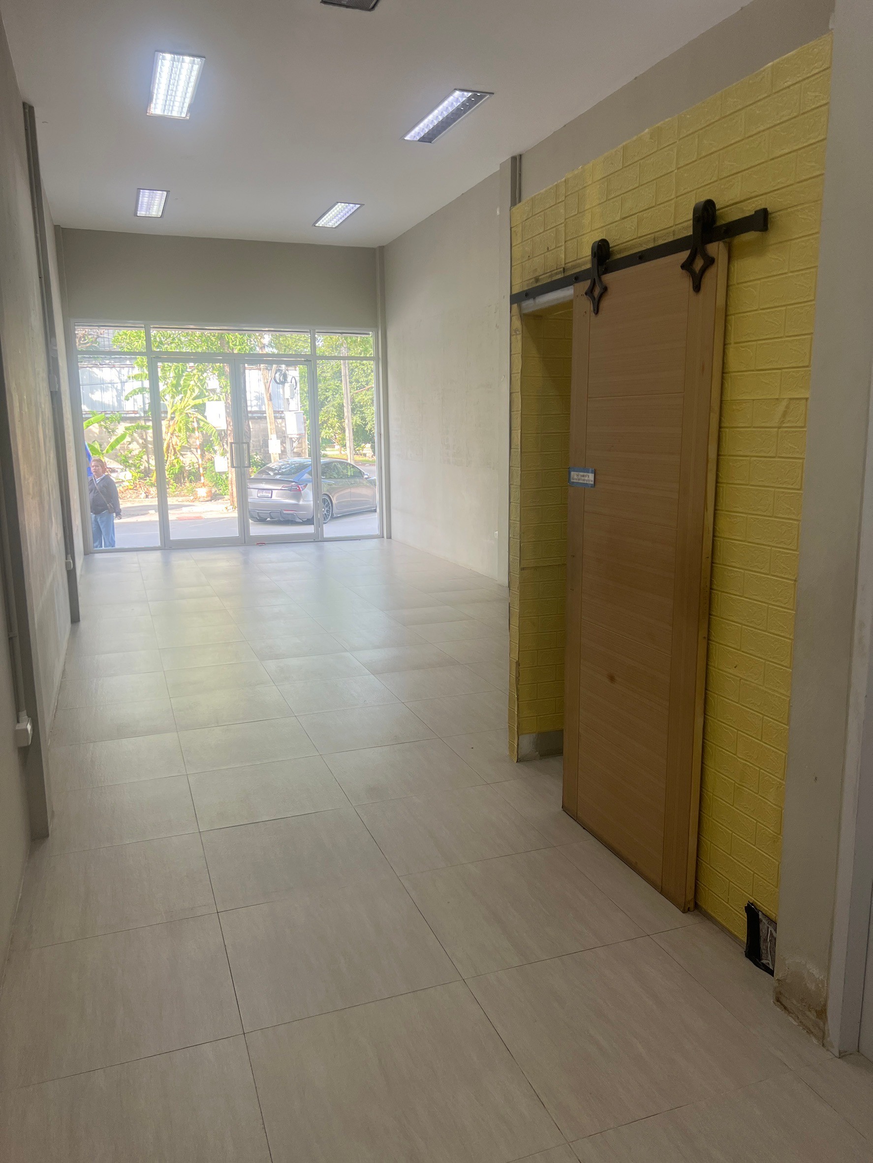 ให้เช่าอาคารพาณิชย์ ริมถนนเอกชัย ปากซอยเอกชัย109 (รหัสทรัพย์ B12615ห้อง2)