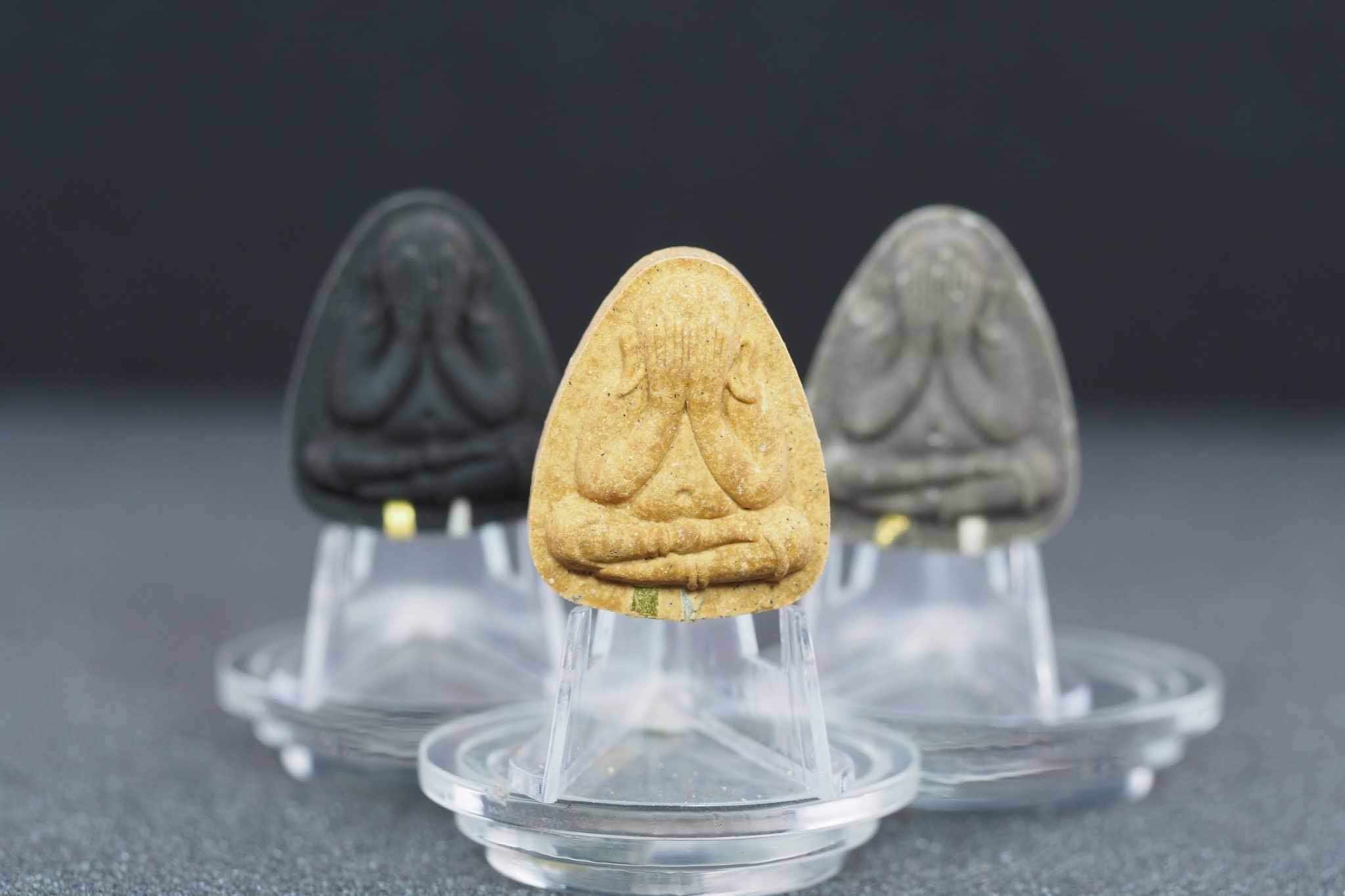 พระปิดตาพิมพ์ปลดหนี้หลวงปู่โต๊ะ เนื้อผงธูปฝังตะกรุดเงินและตะกรุดทองคำ หลังยันต์ตรี