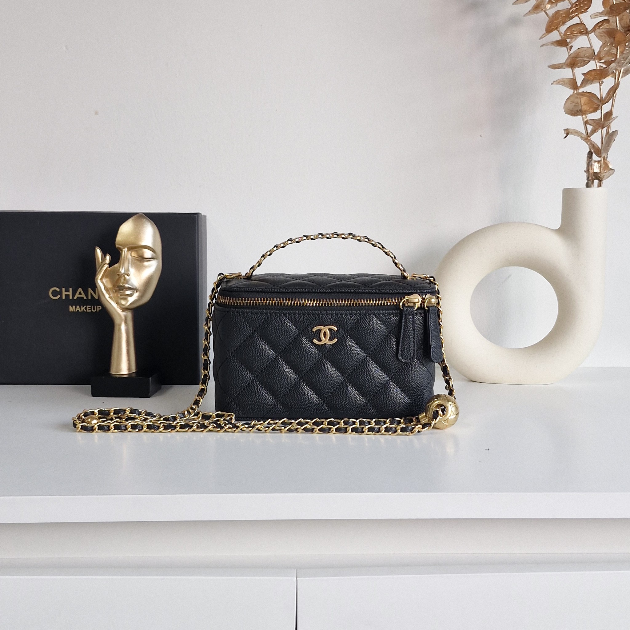 Chanel กระเป๋าสะพายไฮโซเก๋ ๆ ทรงกล่องแบรนด์เนมชาแนลขนาด 7 นิ้ว สีดำอะไหล่ทอง CHANEL CAVIAR QUITED SMALL VANITY CASE WITH CHAIN BAG ดำ