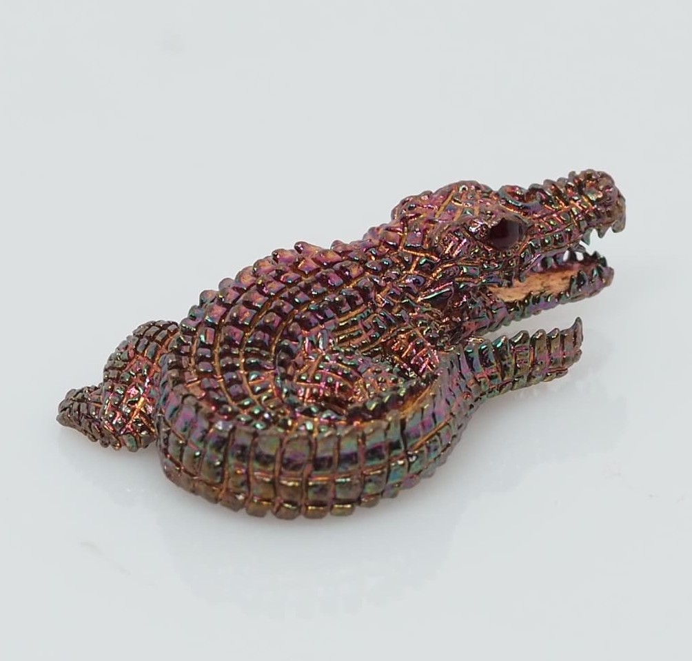 จระเข้เรียกทรัพย์ รุ่นเงินกองทองมา ขนาดเล็ก 2.5 ซม.เนื้อโลหะผิวรุ้ง หลวงพ่อเงิน วัดบ้านอ้อ จ.นครราชสีมา