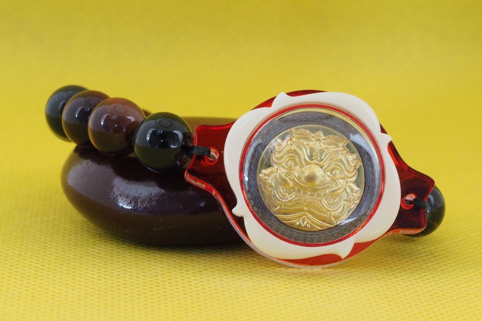 เหรียญโภคทรัพย์มหาเศรษฐี ร้อยสร้อยข้อมือหินสามทหารเสือ (Three Color Tiger's Eye)