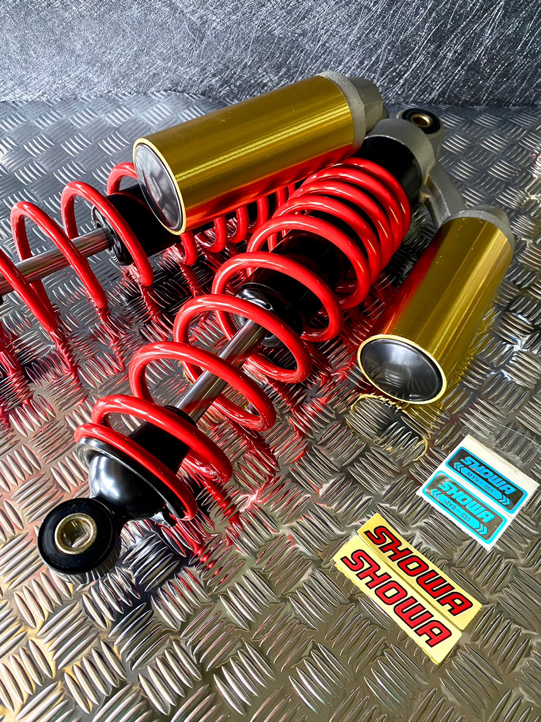 โช๊ค Showa โช๊คโชว่า T3 Tech3 สะตัทเหล็ก สปริงดำ / สปริงแดง ไส้ดำ (ป๋องทอง) งาน 50A ยาว 330 mm. รุ่น Wave,Dream แก๊สแท้ งานไทย ประกัน 3 เดือน โช้ค โช้คเวฟ