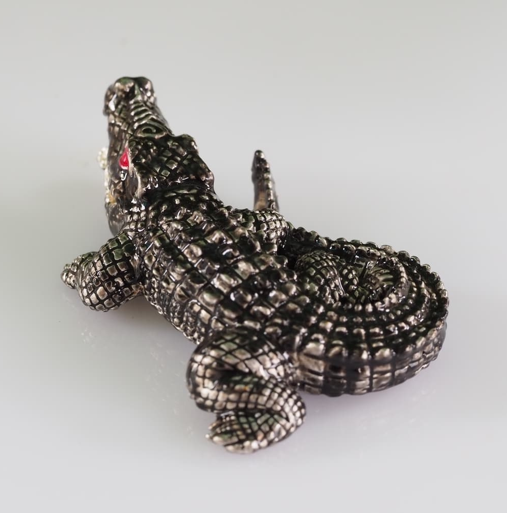 จระเข้เรียกทรัพย์ รุ่นเงินกองทองมา ขนาดใหญ่ 4 ซม.เนื้อโลหะกะไหล่เงิน ลงยาสีเทาลายดำ หลวงพ่อเงิน วัดบ้านอ้อ จ.นครราชสีมา