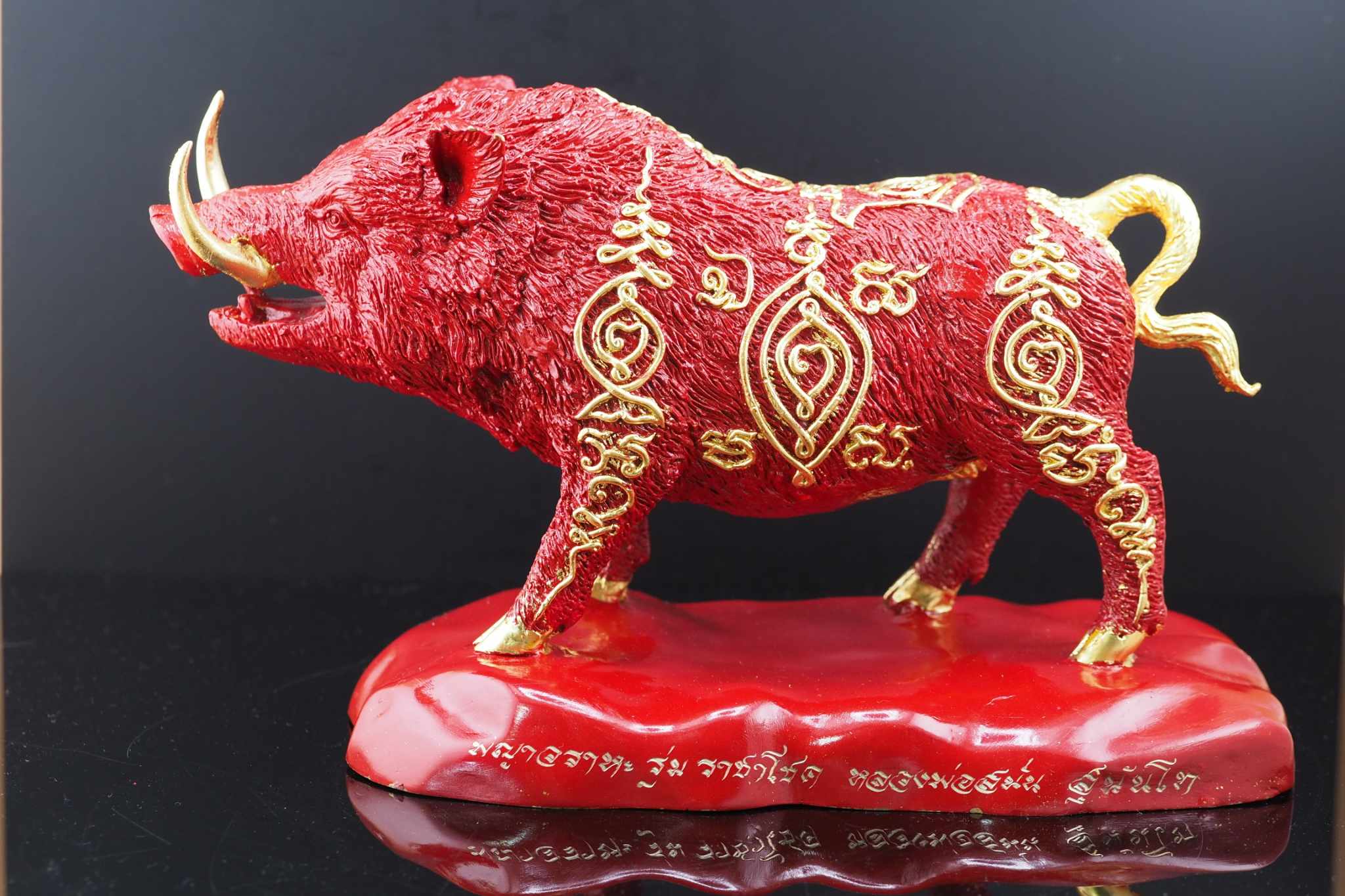 พญาวราหะ ราชาโชค ขนาดบูชาเนื้อโลหะลงยาสีชาด(แดง)ปิดทองลายยันต์ พิธีเสาร์๕ ปีมะโรง