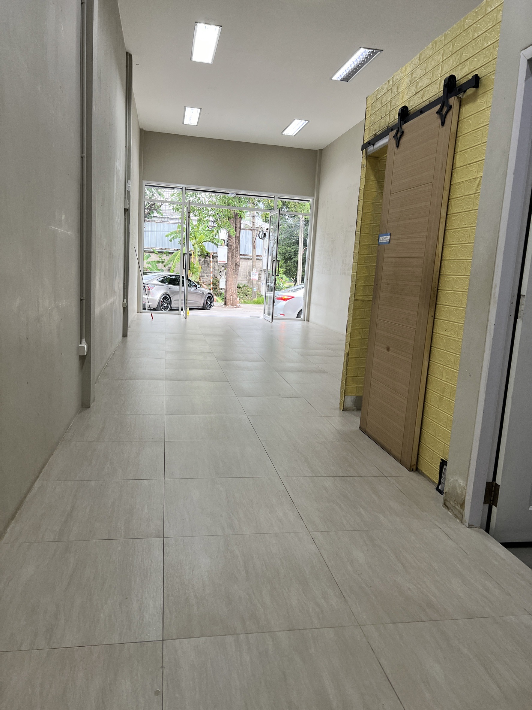 ให้เช่าอาคารพาณิชย์ ริมถนนเอกชัย ปากซอยเอกชัย109 (รหัสทรัพย์ B12615ห้อง2)