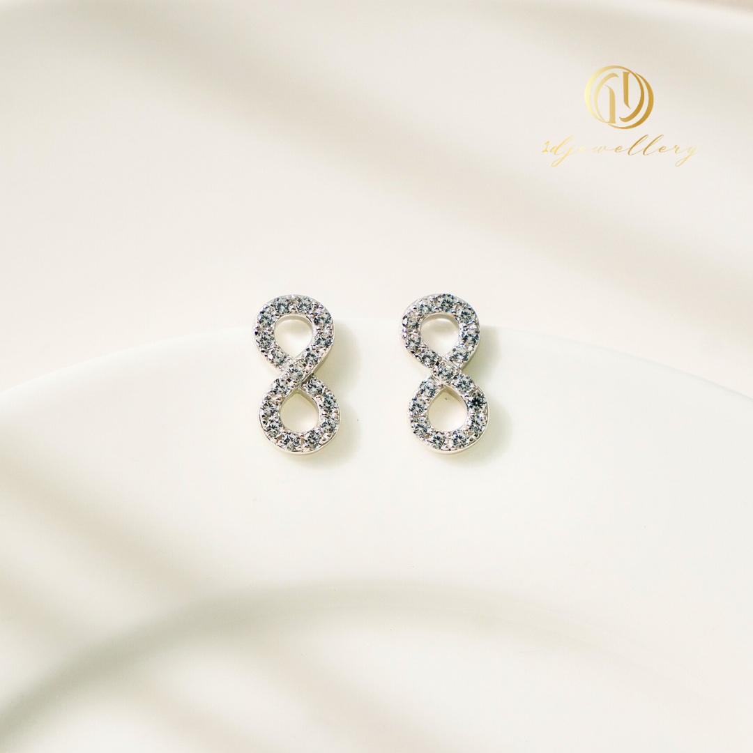 1D Jewellery ต่างหูเงินแท้ 925 ชุบโรเดียม ✨ ต่างหู "Infinity Sparkle" – สัญลักษณ์แห่งความไม่มีที่สิ้นสุด ♾️✨ ดีไซน์เลข 8 หรืออินฟินิตี้ สื่อถึงความโชคดี ความสมดุล และความไม่มีที่สิ้นสุด