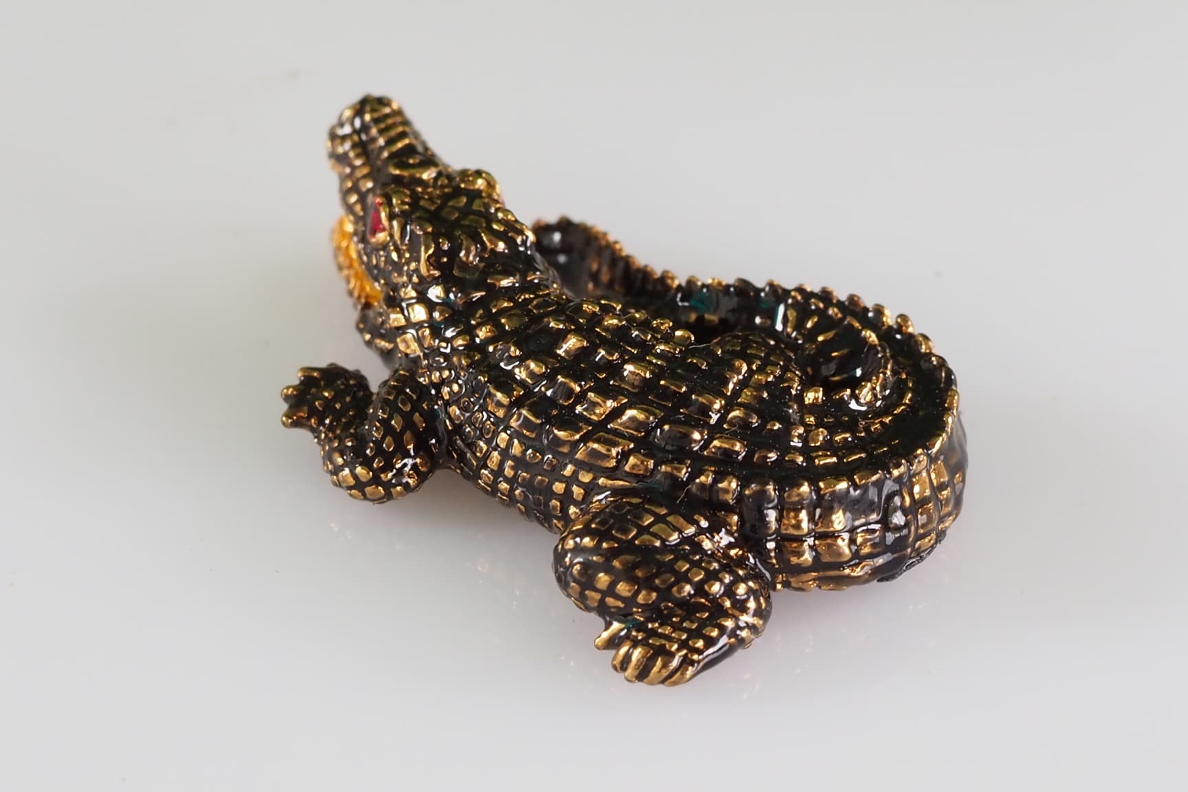 จระเข้เรียกทรัพย์ รุ่นเงินกองทองมา ขนาดเล็ก 2.5 ซม.เนื้อโลหะกะไหล่เงิน ลงยาสีน้ำตาลลายดำ หลวงพ่อเงิน วัดบ้านอ้อ จ.นครราชสีมา