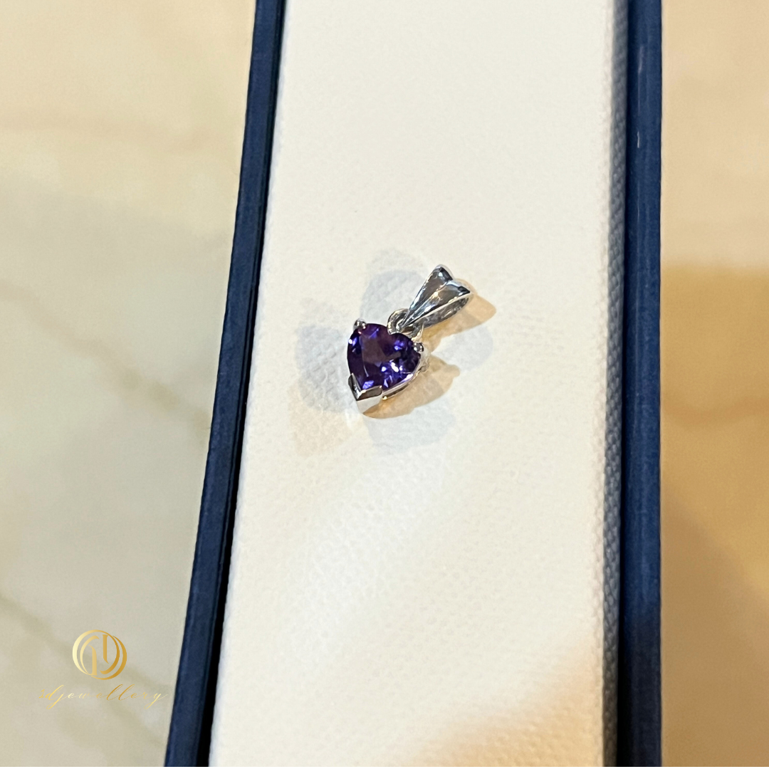 1D Jewellery สร้อยคอเงินแท้ 925 พลอยแท้ ชุบโรเดียม 💜 สร้อย Amethyst ทรงหัวใจ – เติมพลังแห่งรักและสมดุลให้หัวใจคุณ ✨