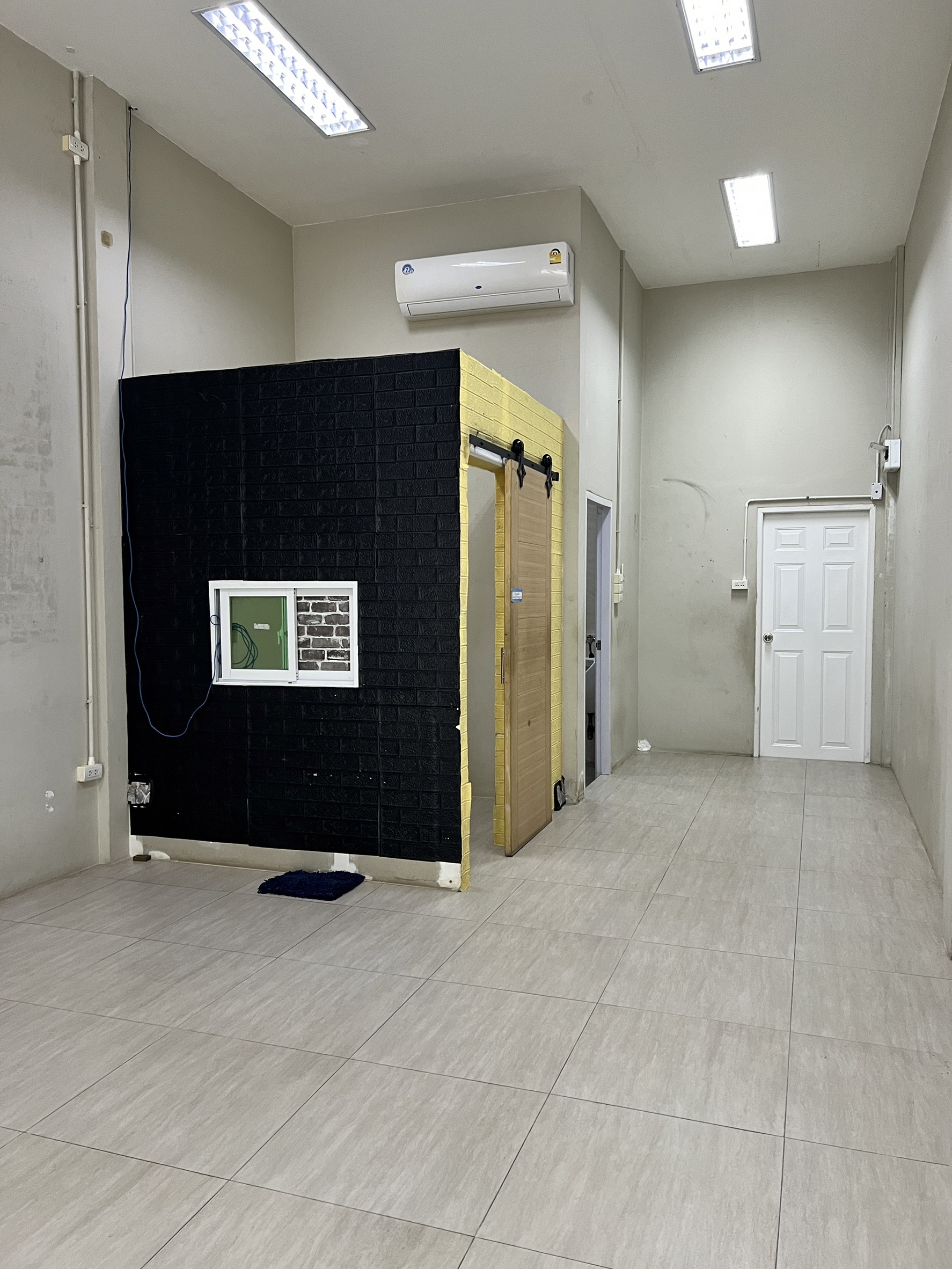 ให้เช่าอาคารพาณิชย์ ริมถนนเอกชัย ปากซอยเอกชัย109 (รหัสทรัพย์ B12615ห้อง2)