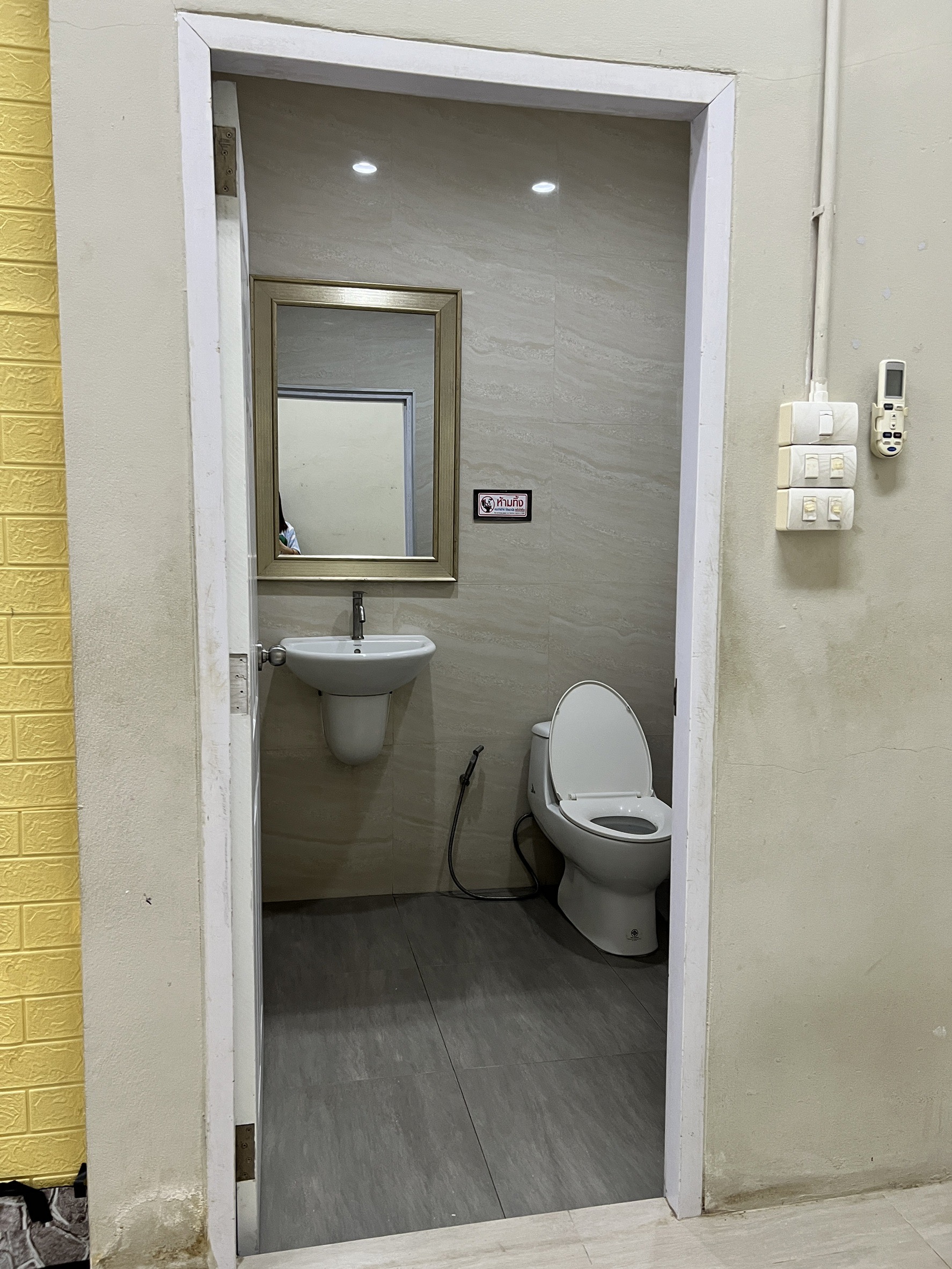 ให้เช่าอาคารพาณิชย์ ริมถนนเอกชัย ปากซอยเอกชัย109 (รหัสทรัพย์ B12615ห้อง2)