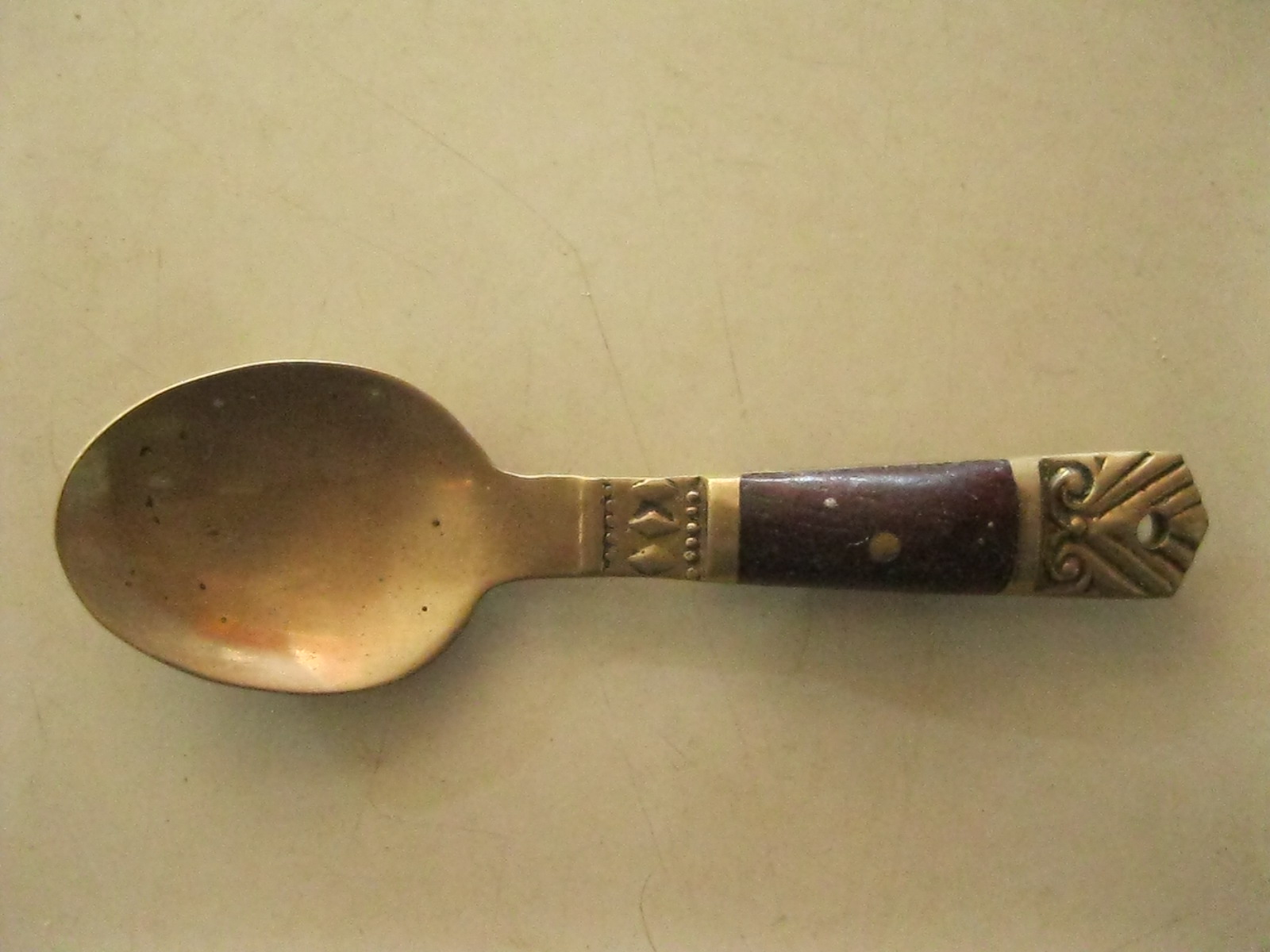 ช้อนทองเหลือง ด้ามปะกับไม้ (4312)