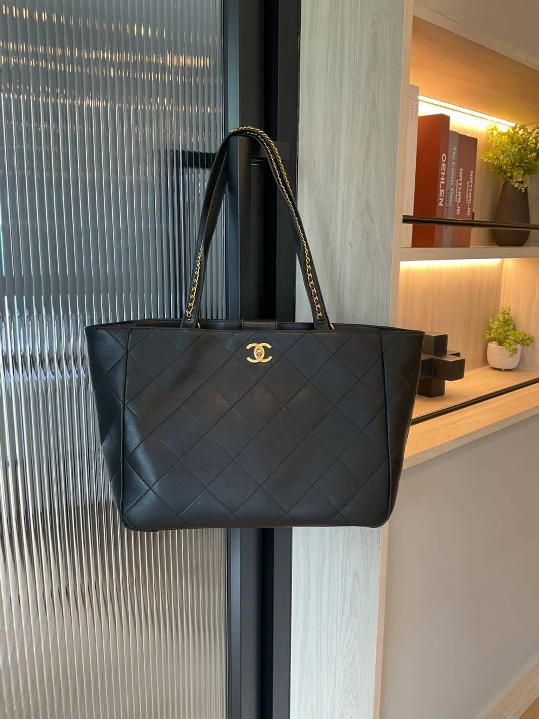 Chanel กระเป๋าสะพายไฮโซเก๋ ๆ แบรนด์เนมชาแนลทรงโท้ทช้อปปิ้งใบใหญ่ขนาด 19 นิ้ว จุของได้เยอะสีดำอะไหล่ทอง CC CHANEL LEATHER TOTE BAG จากงานพรีเมี่ยม VIP GIFT ดำ