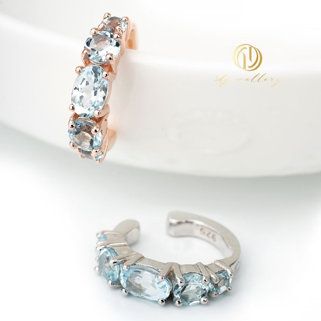 1D Jewellery ต่างหูเงินแท้ 925 ชุบโรเดียม ต่างหูแบบหนีบคล้องหู 💙 Sky Blue Topaz ear cuff ✨ พลอยแห่งความแจ่มใสและความสุข ช่วยเสริมสร้างความสมดุลในชีวิตและเพิ่มความรู้สึกอิ่มเอมใจ