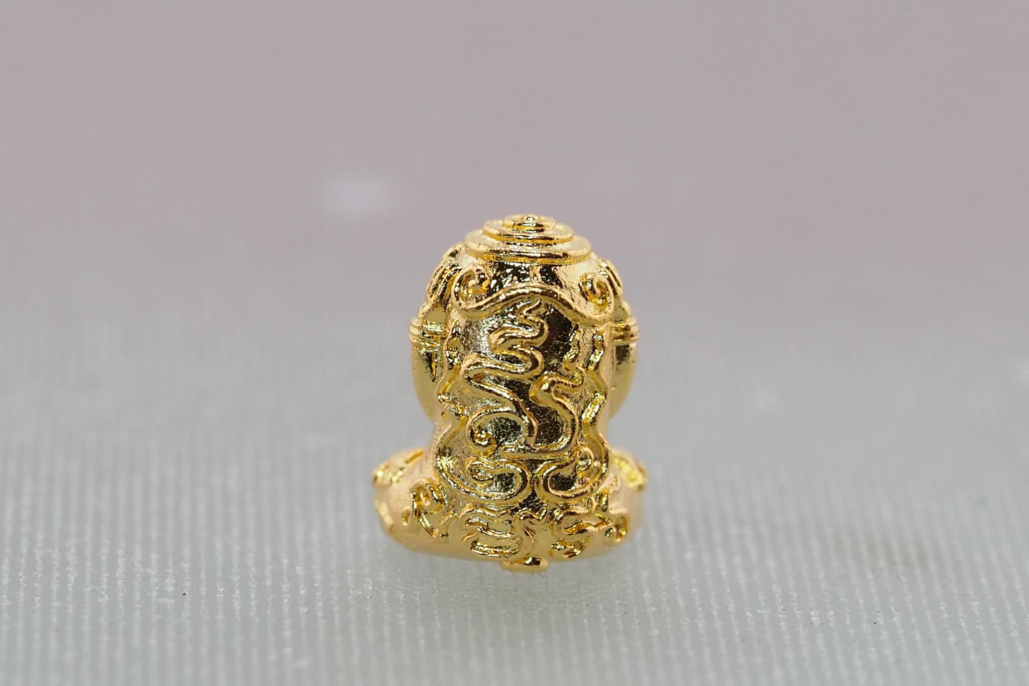 พระปิดตาอุตตโม สุนันโท เนื้อโลหะชุบทอง หน้าตักกว้าง 1.2 ซม.สูง 2 ซม.หลวงพ่อสนั่น สุนันโท วัดกลางราชครูธาราม จ.อ่างทอง