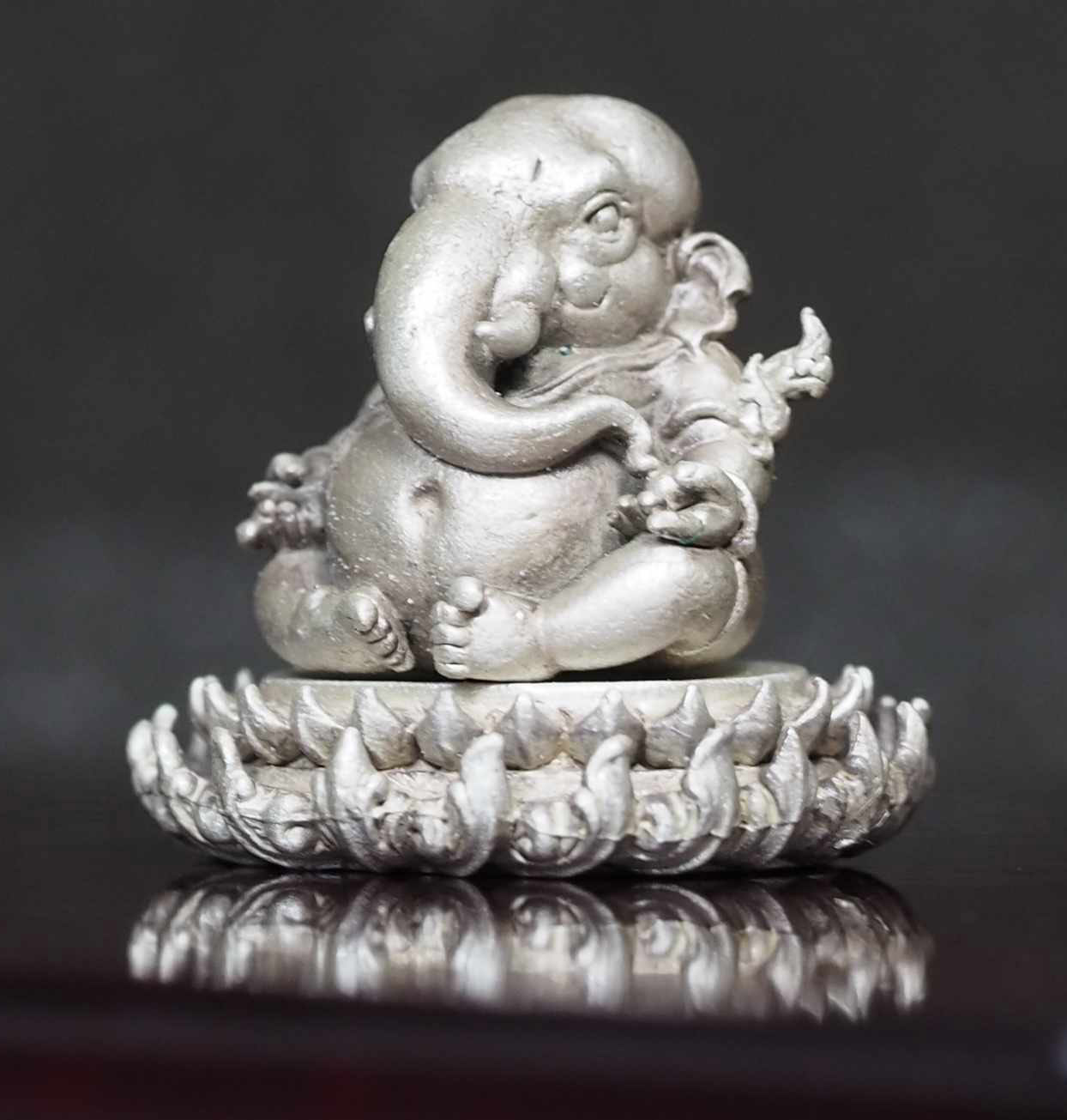 พระพิฆเนศประทับบนฐานบัว รุ่นสร้างโบสถ์ เนื้อเงินซาติน