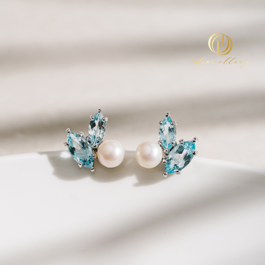 1D Jewellery ต่างหูเงินแท้ 925 ชุบโรเดียม ฝังเพชรสวิส(CZ) 💙✨ Blue Topaz Earrings ✨💙 ช่วยเสริมพลังแห่งความรักและความสุข ขณะที่ไข่มุกแท้ช่วยเสริมความบริสุทธิ์และสง่างามให้กับผู้สวมใส่