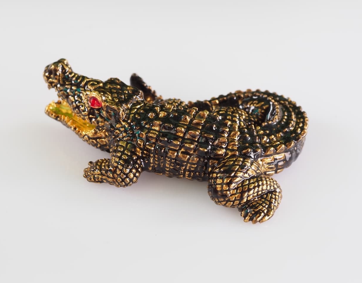 จระเข้เรียกทรัพย์ รุ่นเงินกองทองมา ขนาดใหญ่ 4 ซม.เนื้อโลหะกะไหล่ทอง ลงยาสีน้ำตาลลายดำ หลวงพ่อเงิน วัดบ้านอ้อ จ.นครราชสีมา