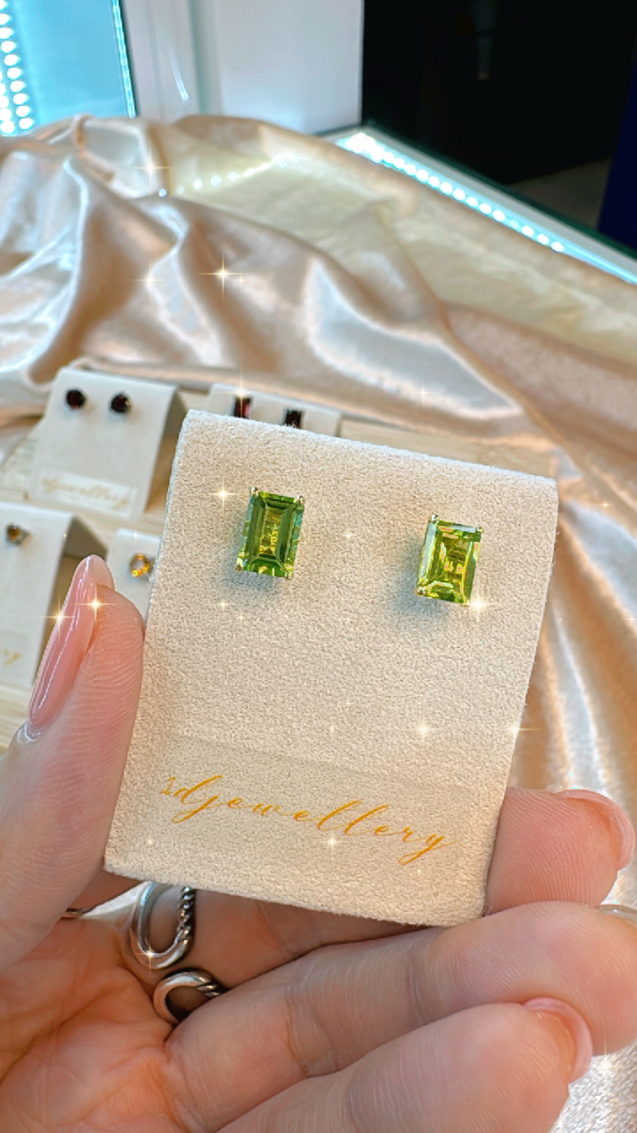 1D Jewellery ต่างหูเงินแท้ 925 ชุบโรเดียม❣️Natural Peridot Stud Earrings ❣️ เพิ่มความร้อนแรงและเสน่ห์ให้กับลุคของคุณ 💚 ต่างหูคลาสสิกเพริดอต เสริมพลังชีวิตและความโชคดี ช่วยเสริมความมั่นใจและให้ความรู้สึกสดชื่นในทุกวัน