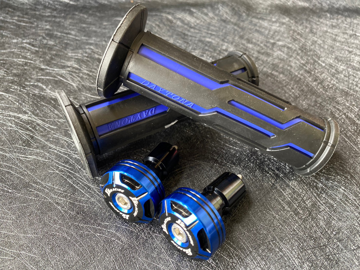 จัดโปร ราคาถูก !! ปลอกมือDaytona พร้อม อุดปลายแฮนด์ Js Racing มี 2 สีให้เลือก พร้อมส่ง น้ำเงิน,แดง งานคุณภาพ