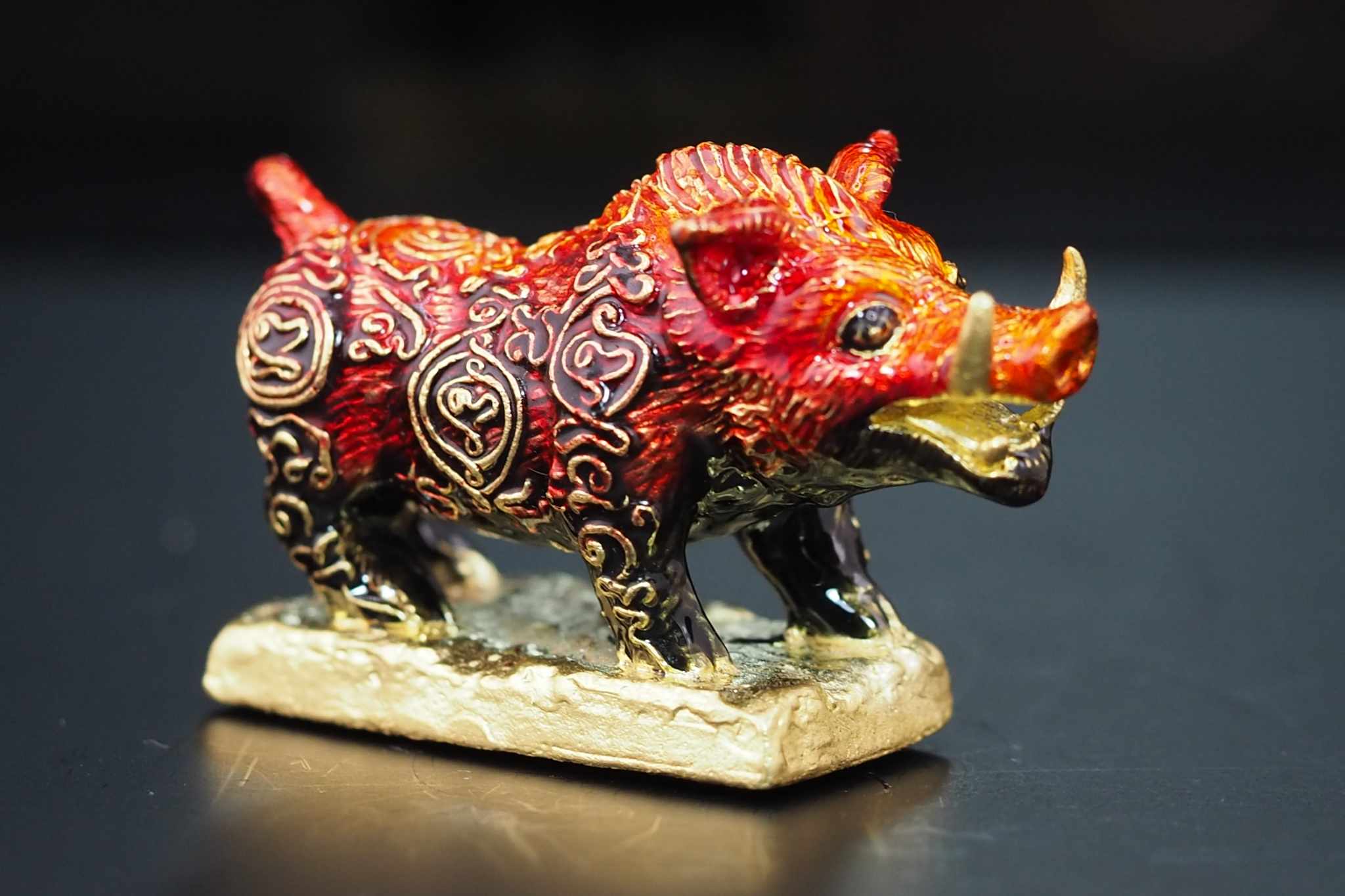 พญาวราหะ ราชาโชค ขนาดพกพา พิธีเสาร์๕ ปีมะโรง เนื้อโลหะชุบทองลงยาสีแดง-น้ำตาล อุดมวลสารฝังตะกรุดเงินแท้ 2 ดอก