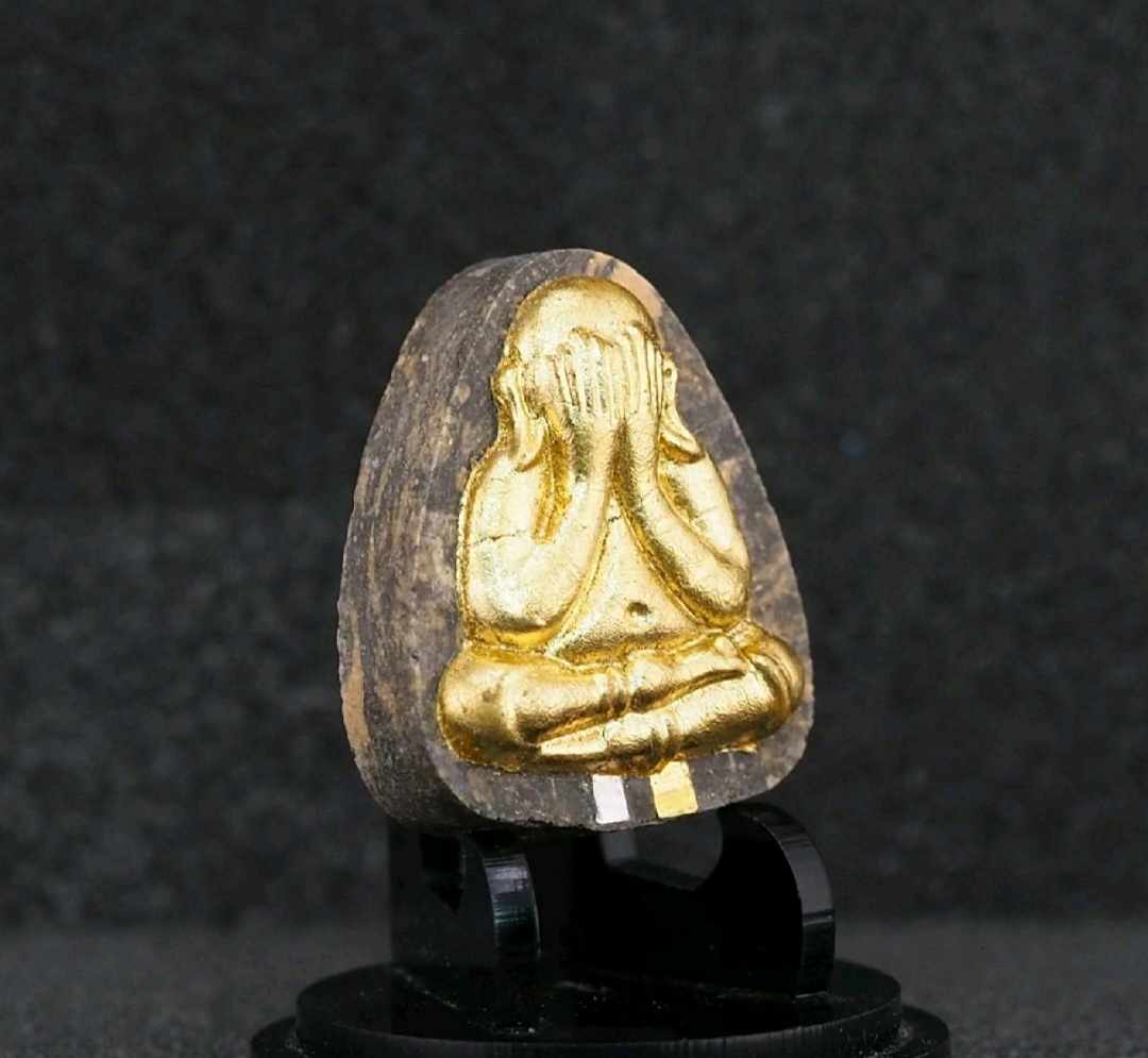 พระปิดตาพิมพ์ปลดหนี้หลวงปู่โต๊ะ เนื้อก้นครกรวมมวลสารฝังตะกรุดเงินและตะกรุดทองคำ องค์ปิดทอง หลังยันต์ตรี