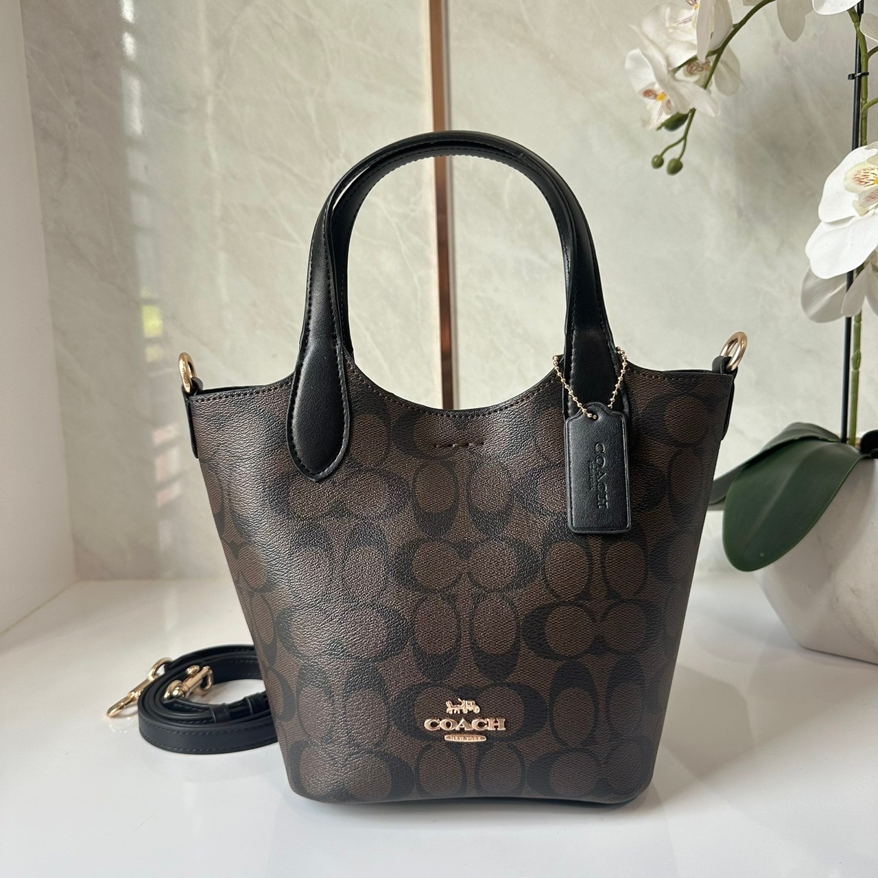 Coach กระเป๋าสะพายไฮโซแบรนด์เนมโค้ชทรงโท้ทขนาด 8 นิ้วสีน้ำตาลดำลาย C COACH HANNA BUCKET BAG (CR256) น้ำตาลดำ