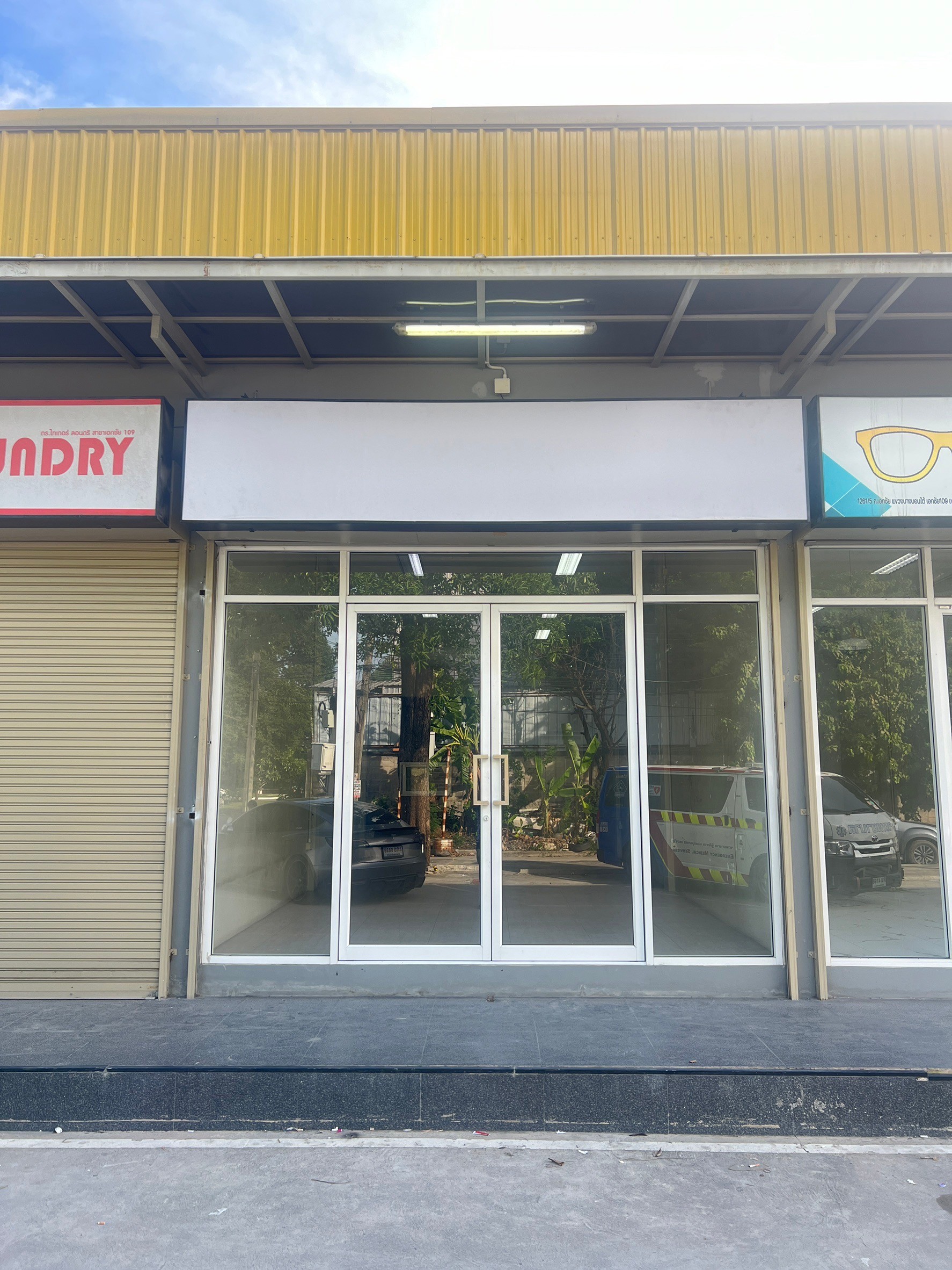 ให้เช่าอาคารพาณิชย์ ริมถนนเอกชัย ปากซอยเอกชัย109 (รหัสทรัพย์ B12615ห้อง2)