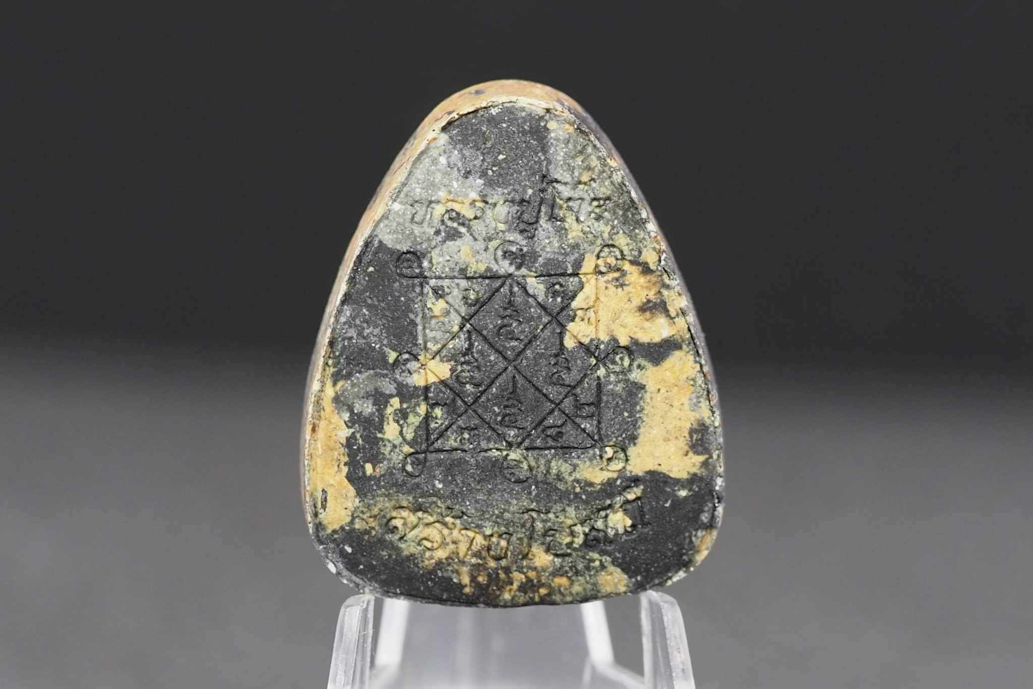 พระปิดตาพิมพ์ปลดหนี้หลวงปู่โต๊ะ เนื้อก้นครกรวมมวลสารฝังตะกรุดเงินแท้ 1 ดอก หลังยันต์ตรี รุ่นสร้างโบสถ์วัดบ้านอ้อ