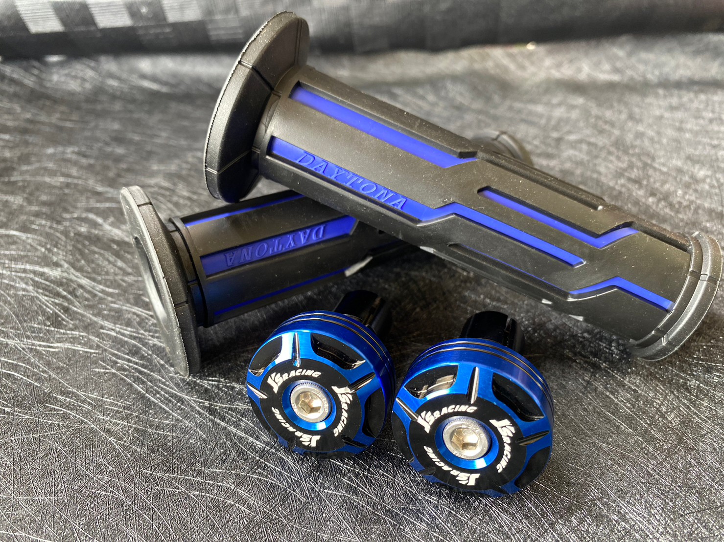 จัดโปร ราคาถูก !! ปลอกมือDaytona พร้อม อุดปลายแฮนด์ Js Racing มี 2 สีให้เลือก พร้อมส่ง น้ำเงิน,แดง งานคุณภาพ
